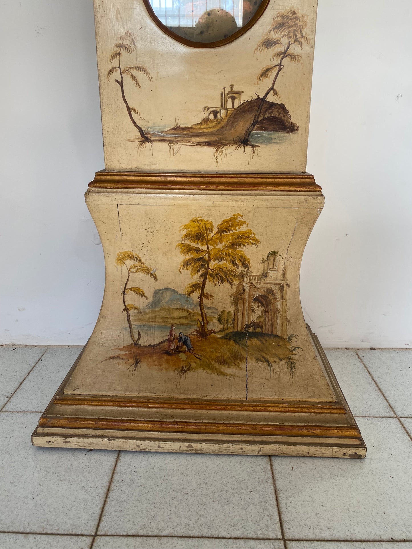 Orologio a pendolo da terra laccato e dipinto . XIX secolo