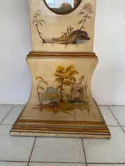 Orologio a pendolo da terra laccato e dipinto . XIX secolo