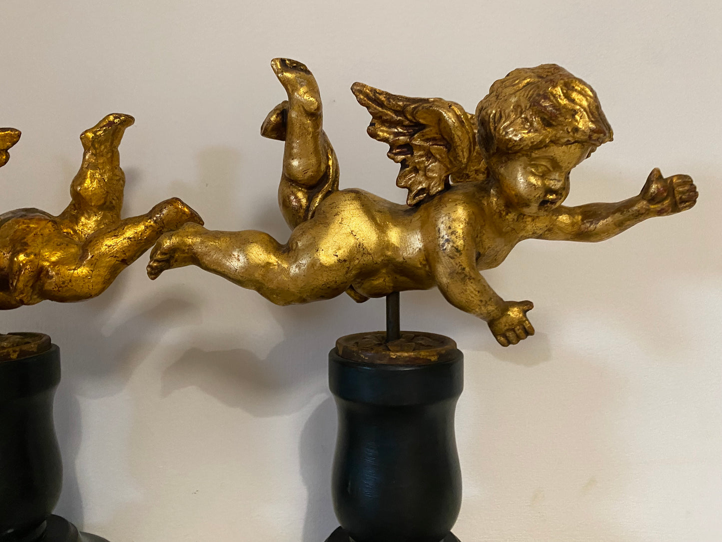 Coppia di angeli lignei in foglia oro . Fine XVIII secolo