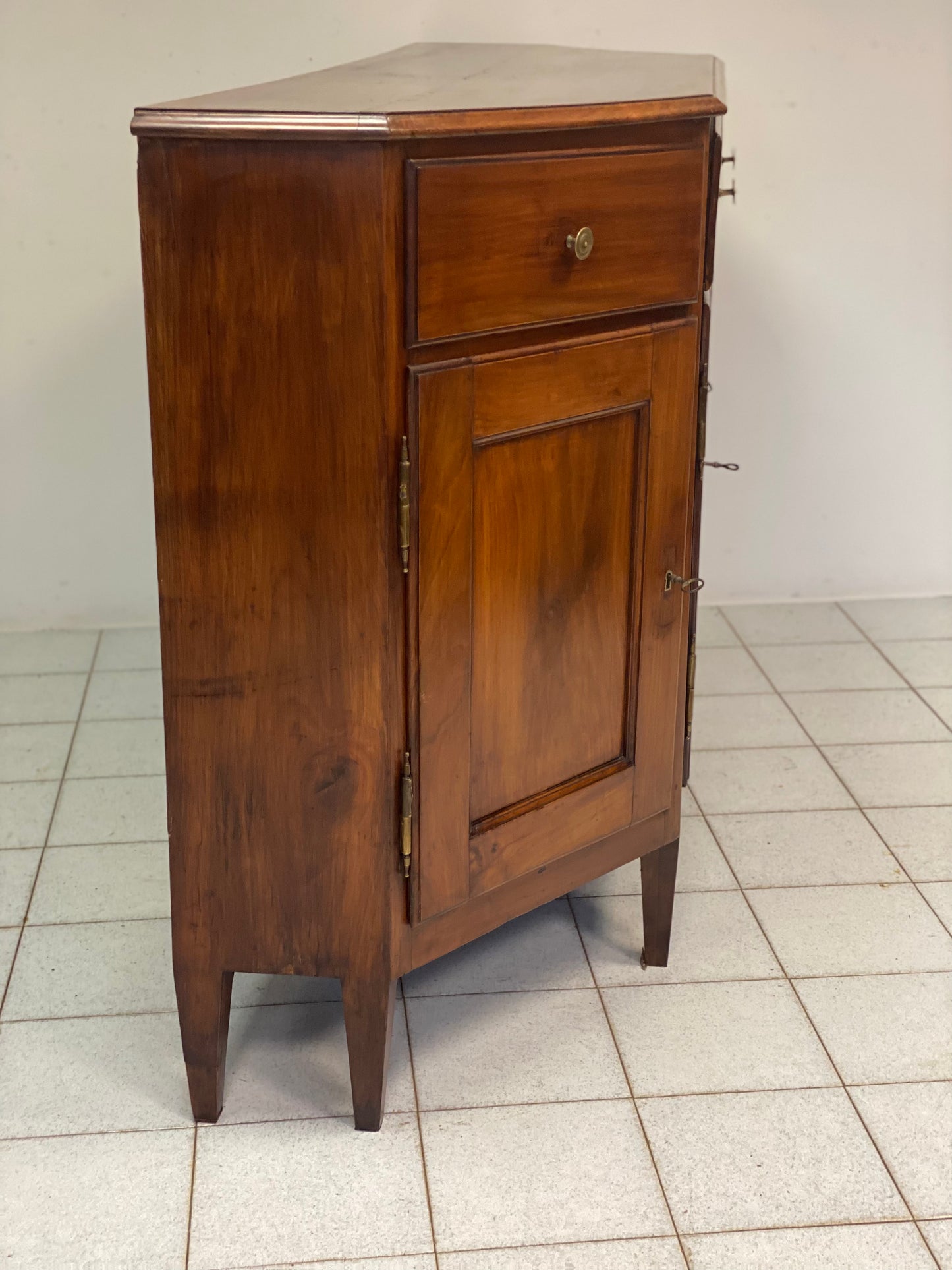 Credenza scantonata in ciliegio inizio XIX secolo .restaurata