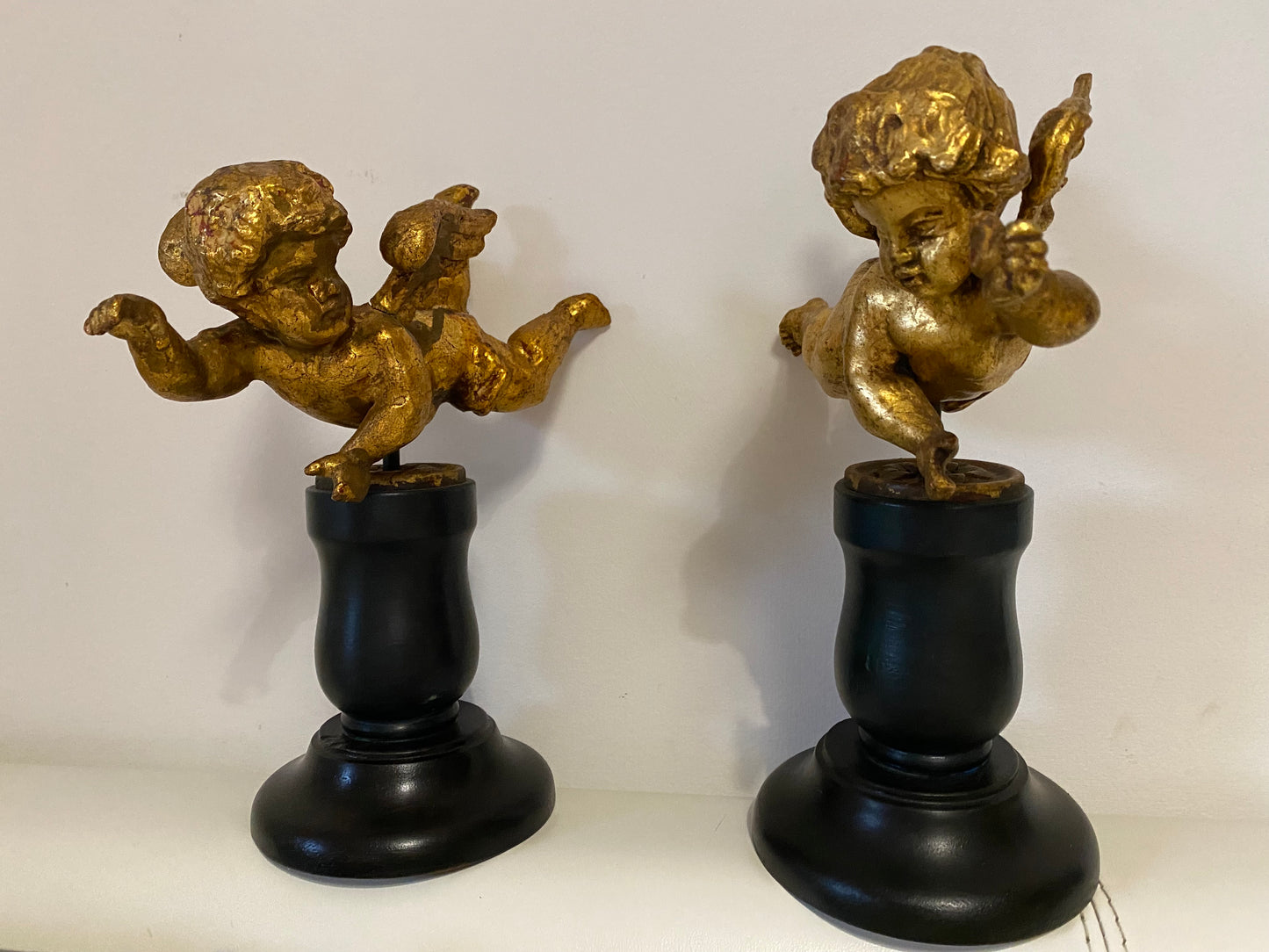Coppia di angeli lignei in foglia oro . Fine XVIII secolo