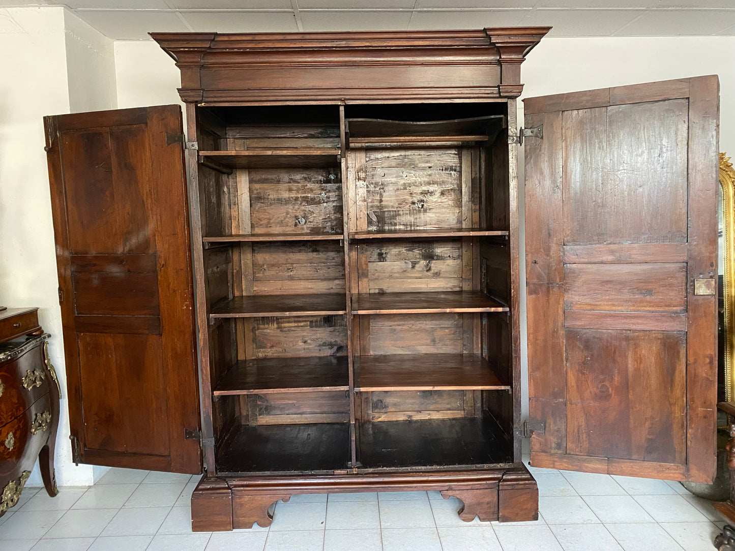 Armadio in noce pannellato e intagliato a punta di diamante . Genova XVII secolo