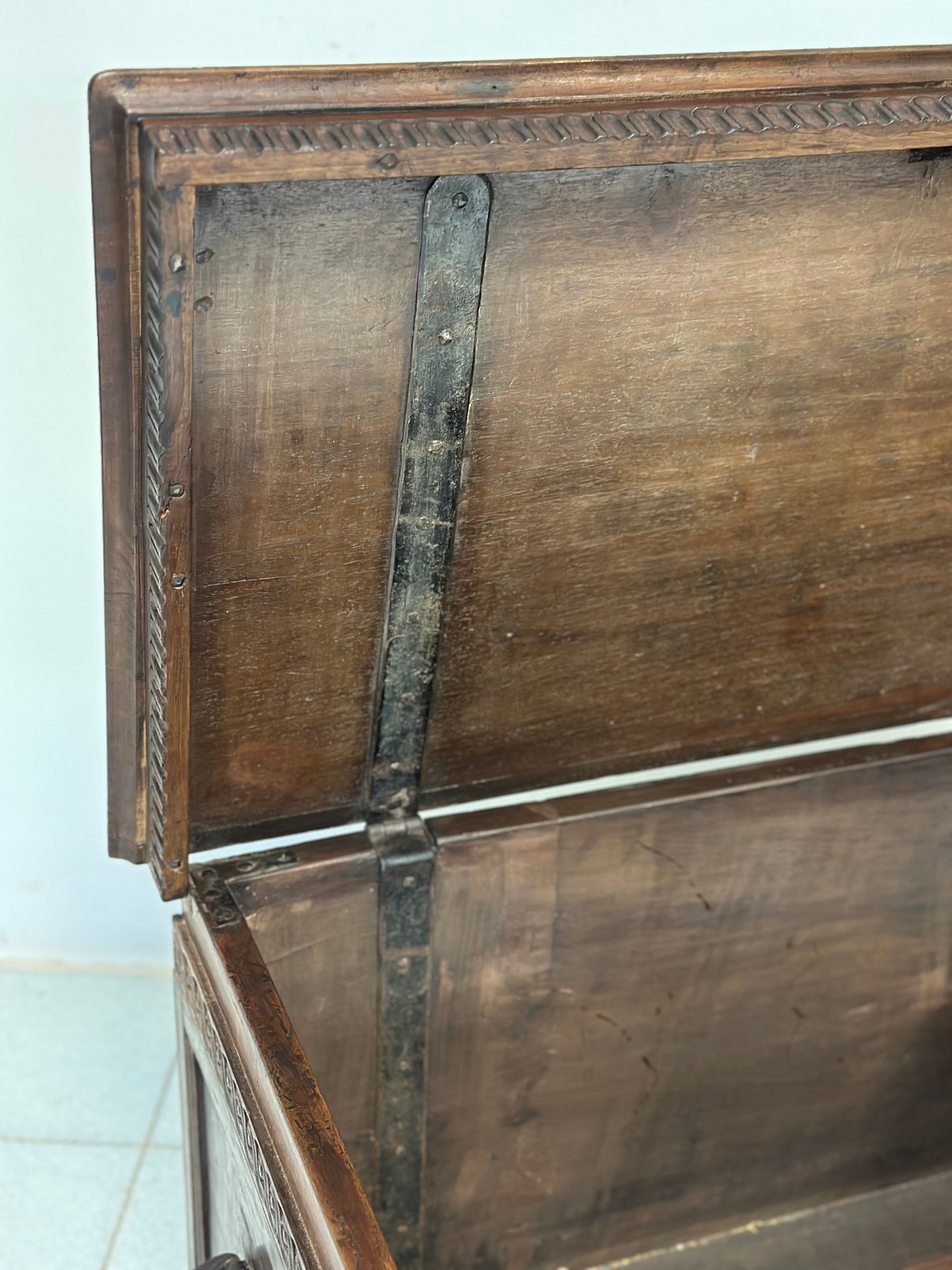 Piccola cassapanca lombarda . XVIII secolo
