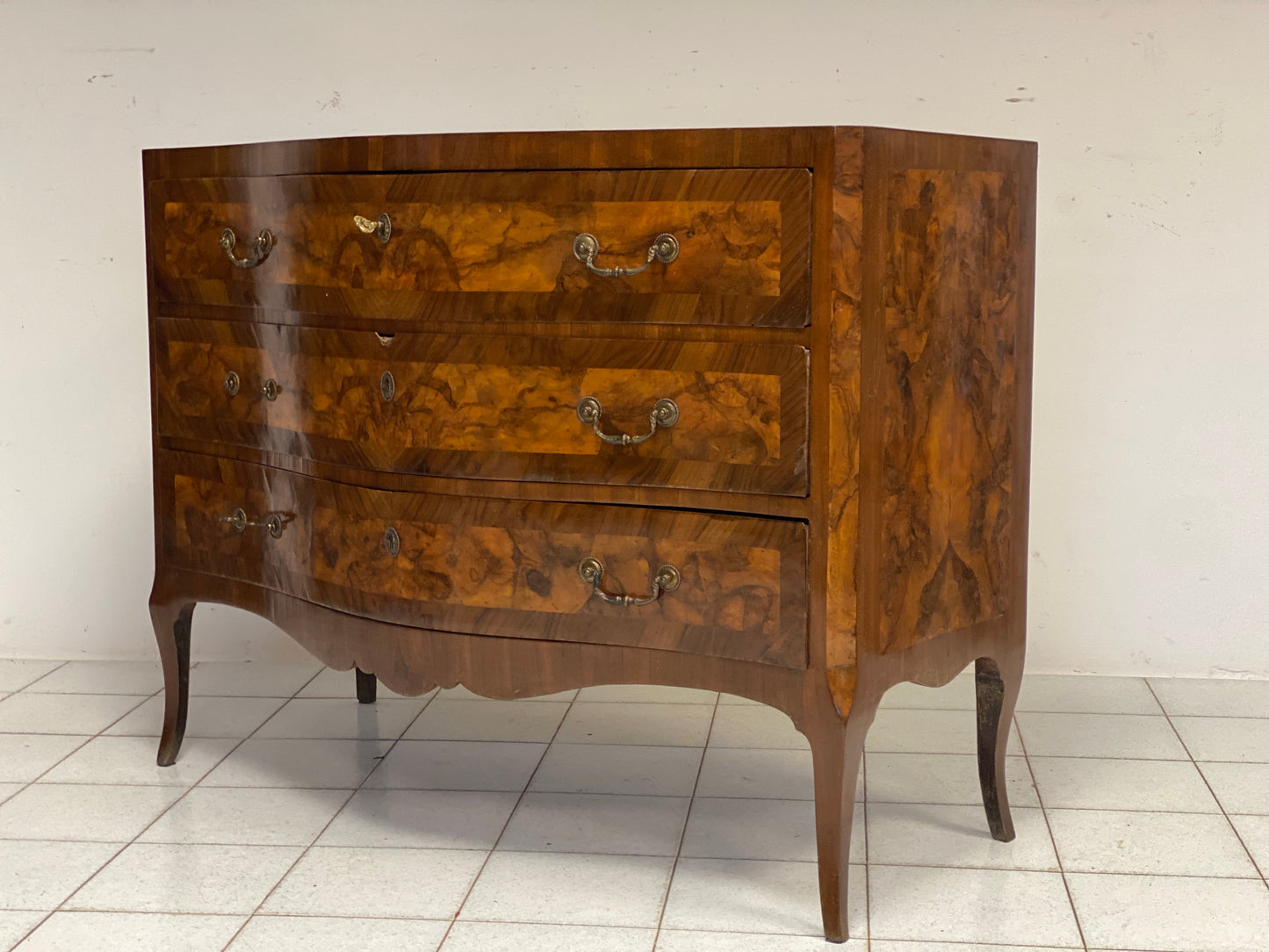 Cassettone bombato a balestra Luigi XV . Venezia 1740