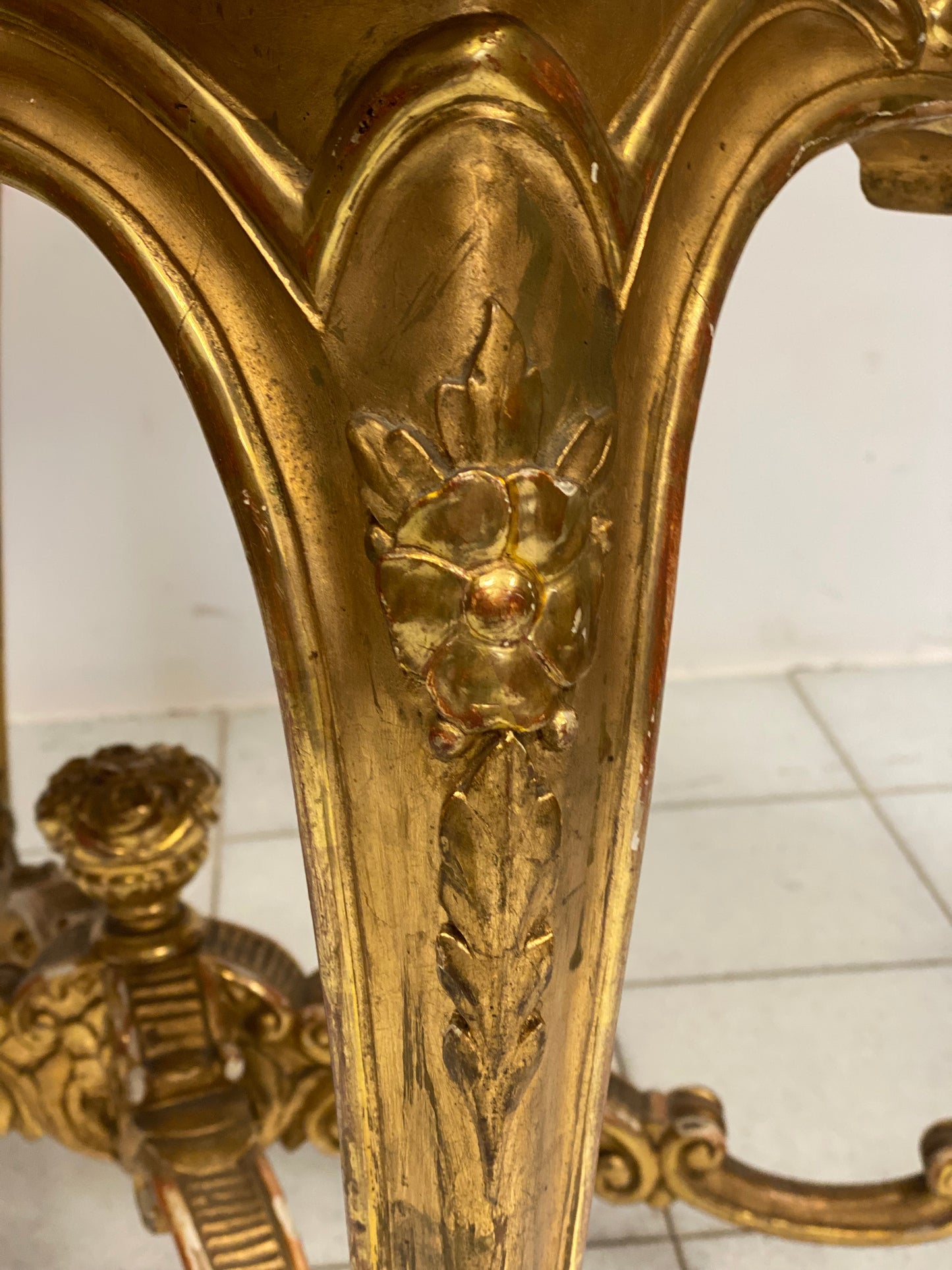 Tavolino lombardo in legno intagliato e dorato .XIX secolo