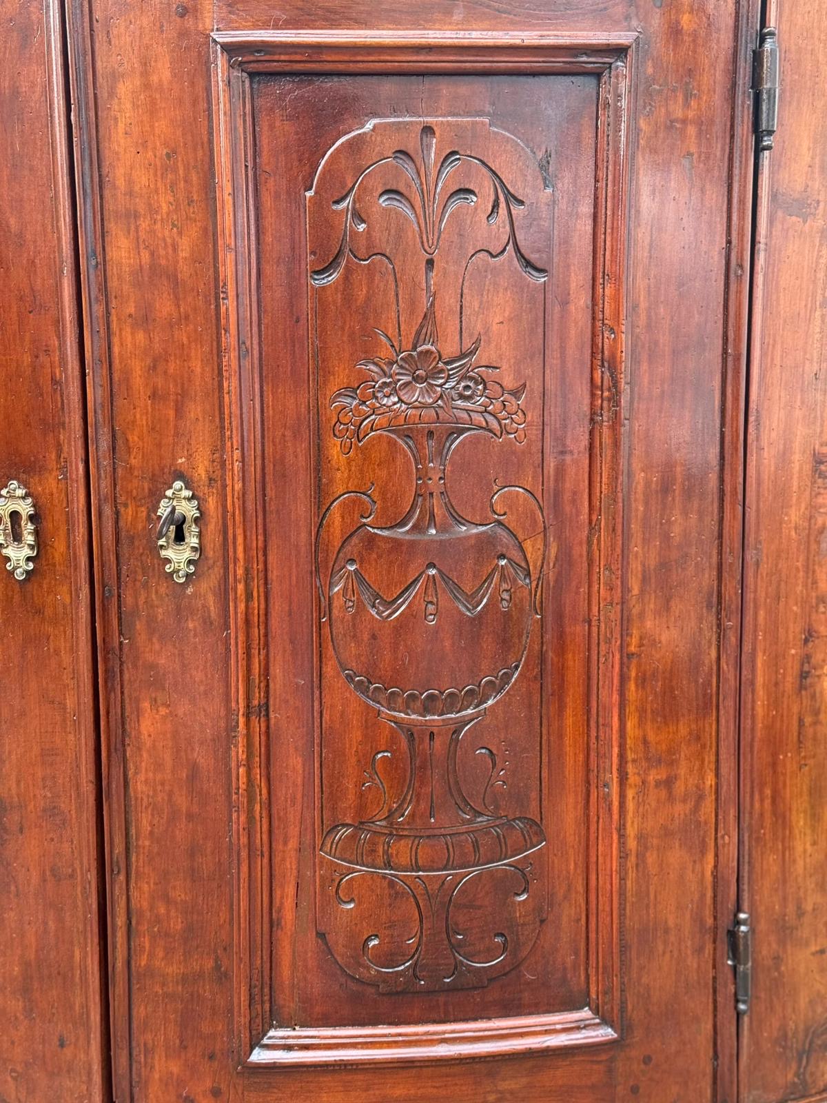 Angoliera in noce bombata sul fronte . Genova XVIII secolo. Restauro eseguito