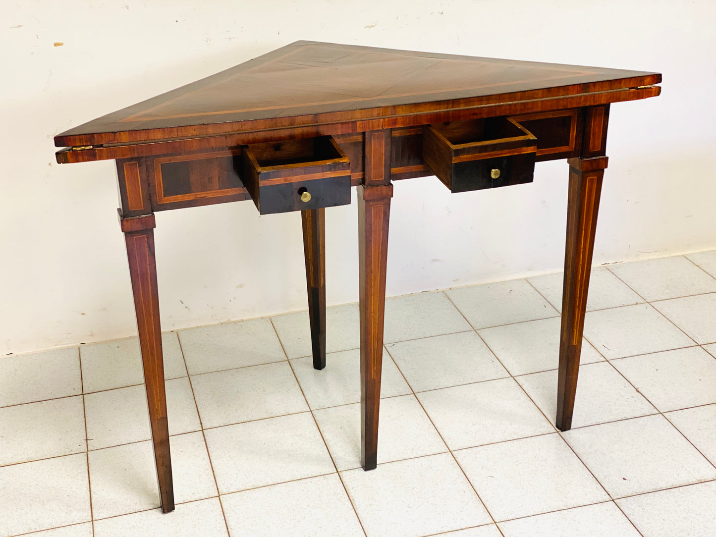 Tavolino da gioco luigi xvi . Genova fine 700.