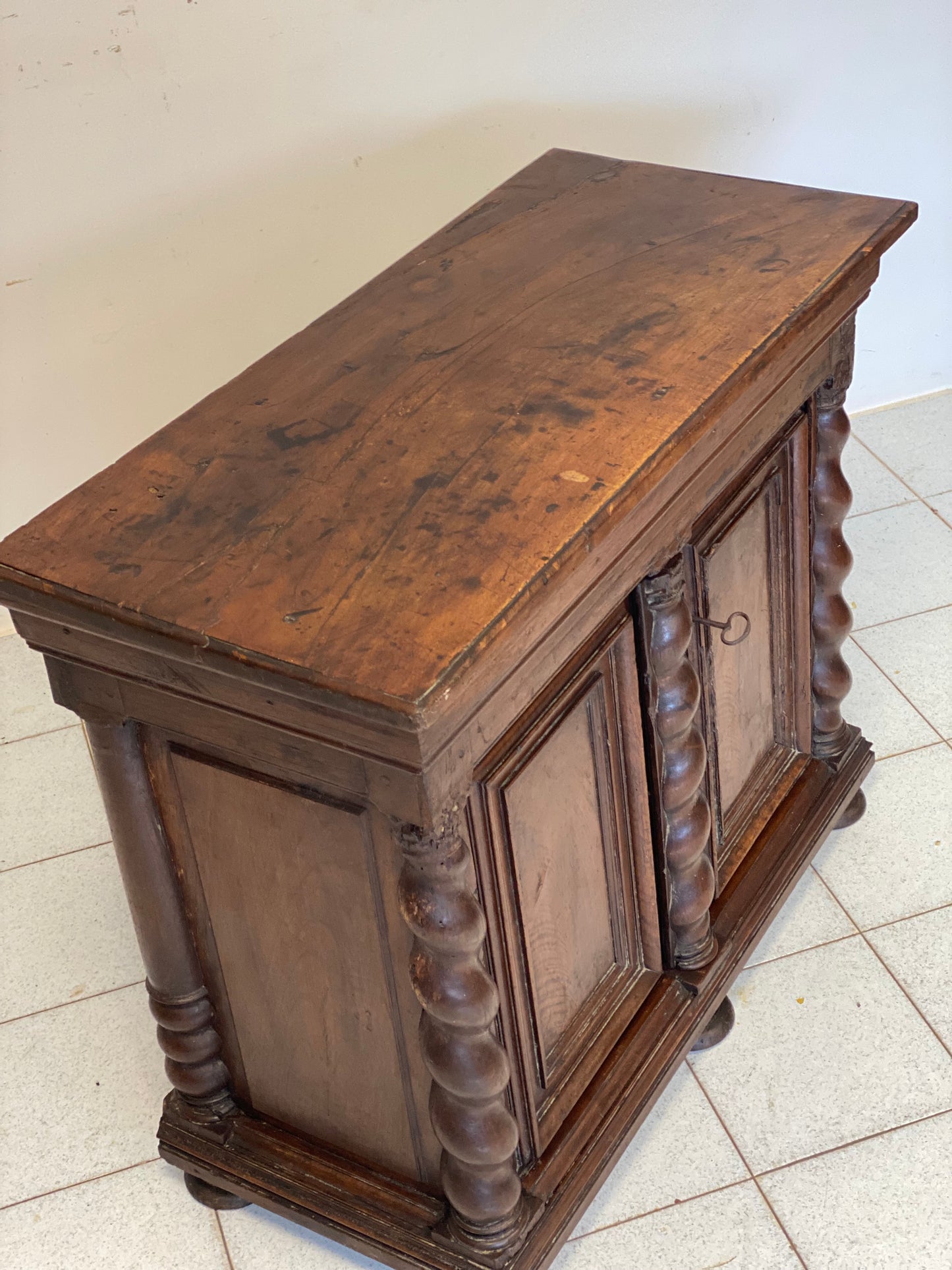 Piccola credenza in noce lombarda . XVII secolo
