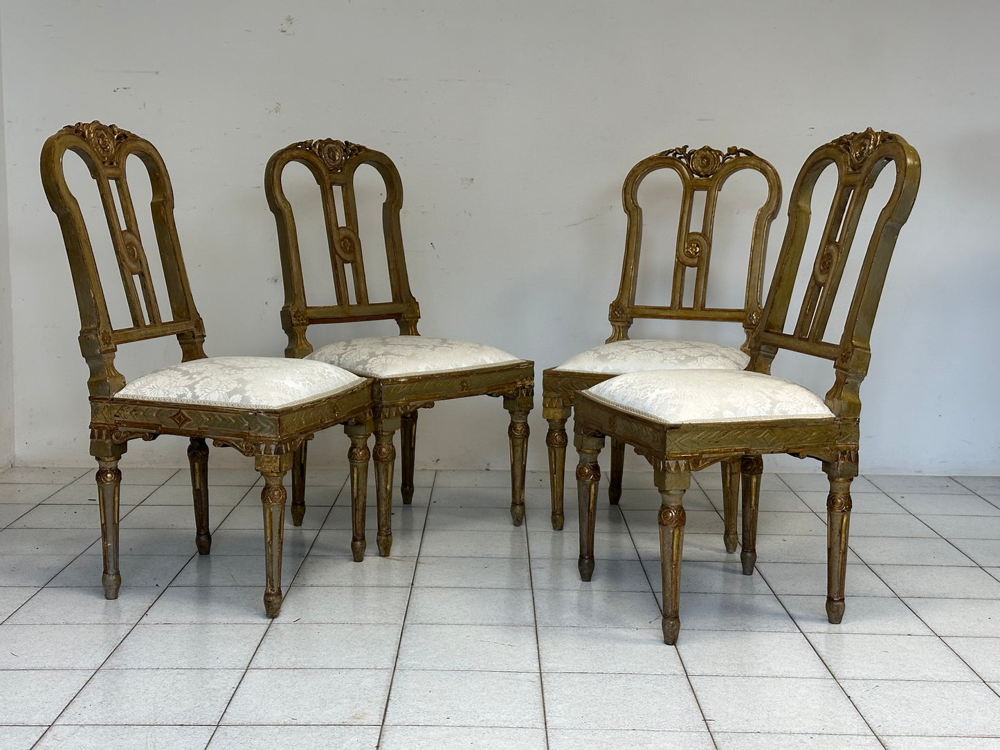 Gruppo di quattro sedie Luigi XVI laccate e dorate. XVIII secolo. Restaurate