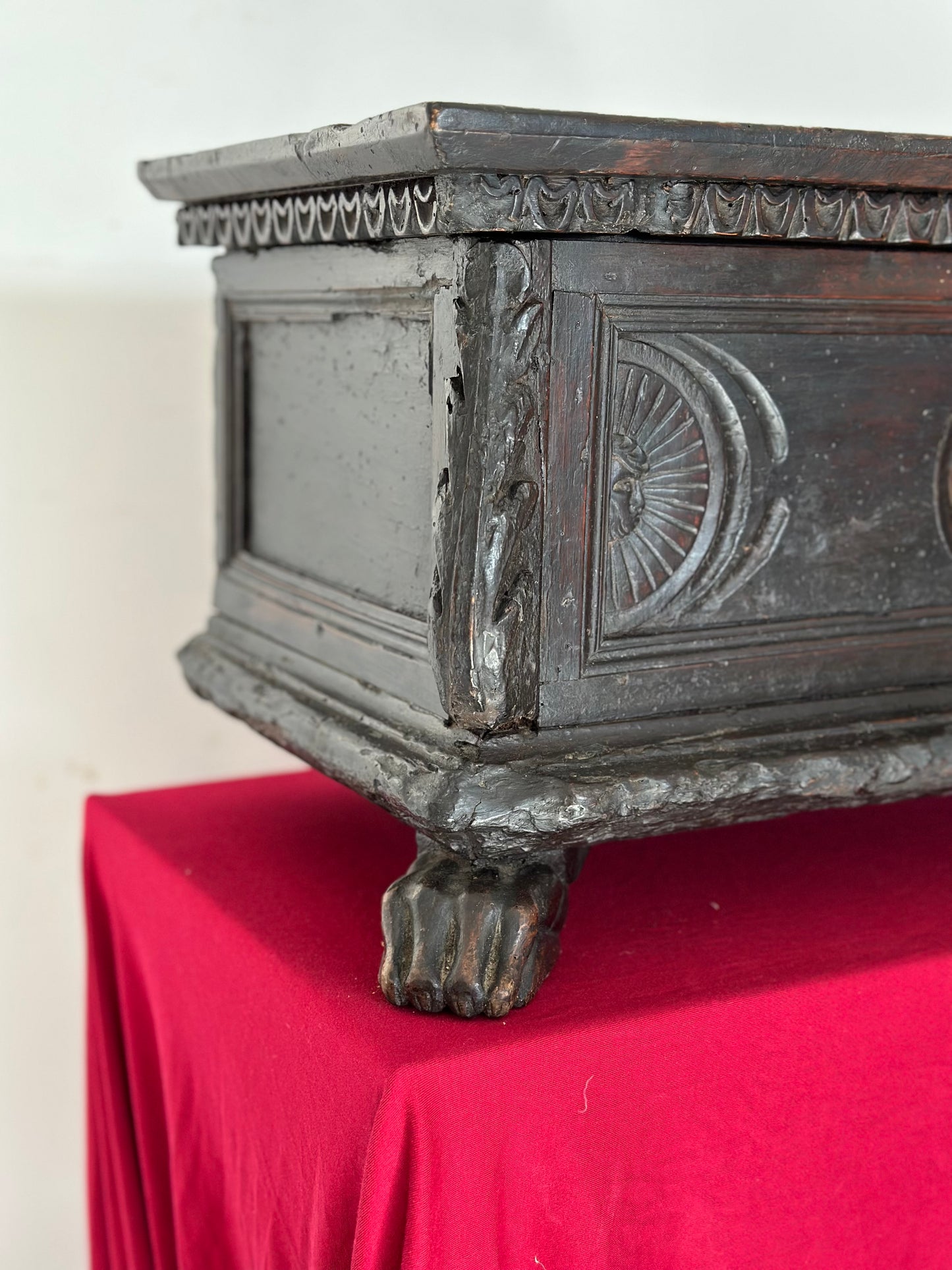 Modellino di cassapanca scolpita e intagliata. Lombardia fine 500