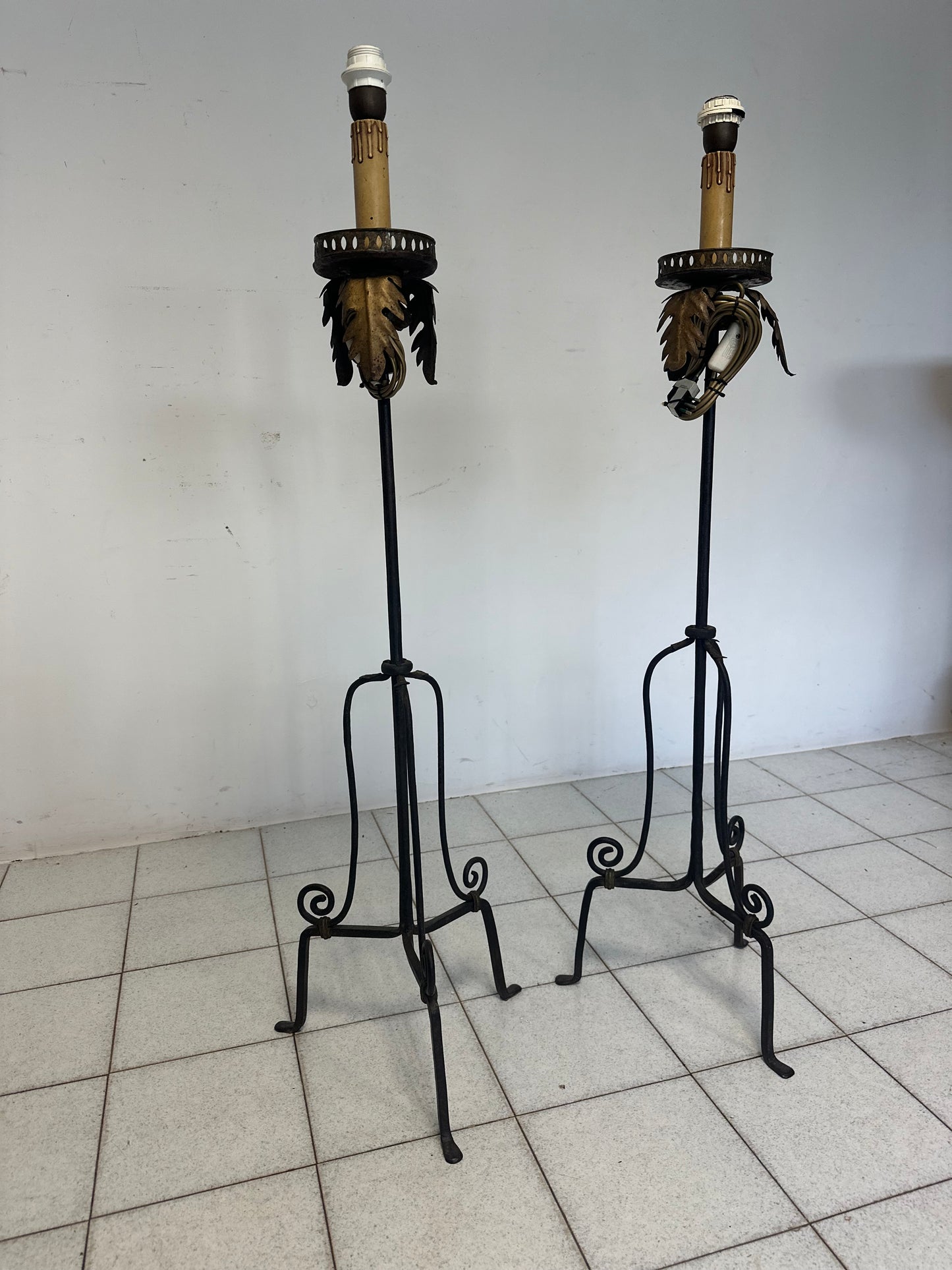Coppia di torcere in ferro battuto . XIX secolo 120 cm