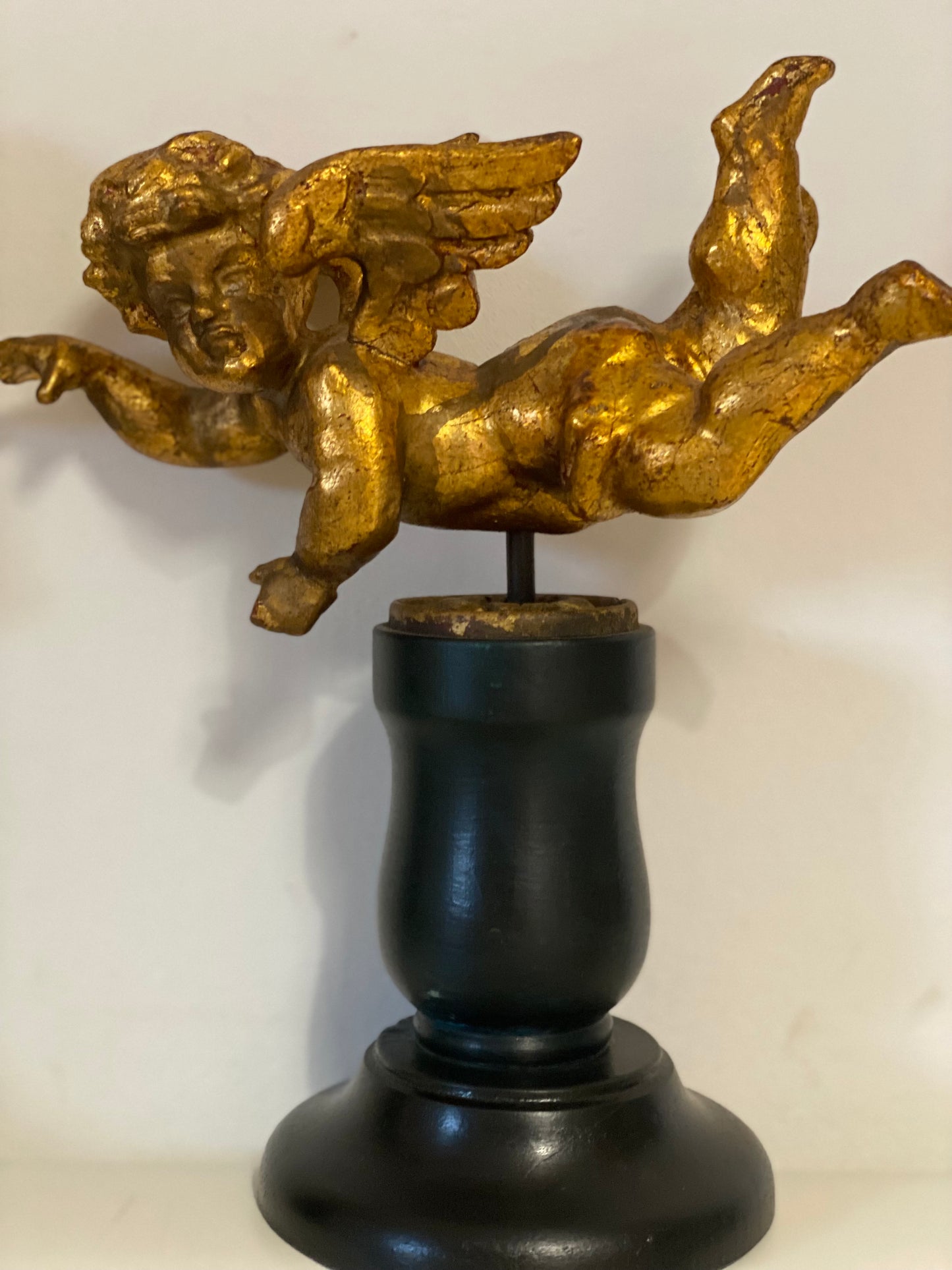 Coppia di angeli lignei in foglia oro . Fine XVIII secolo
