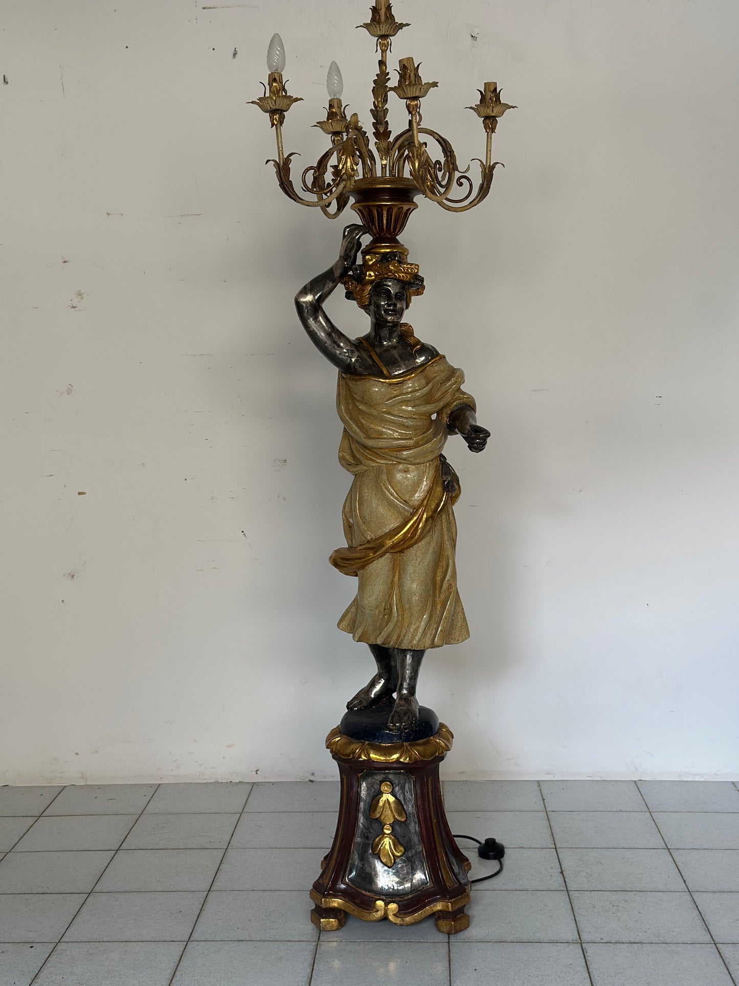 Lampada da terra. Moro di Venezia legno scolpito laccato dorato XX secolo
