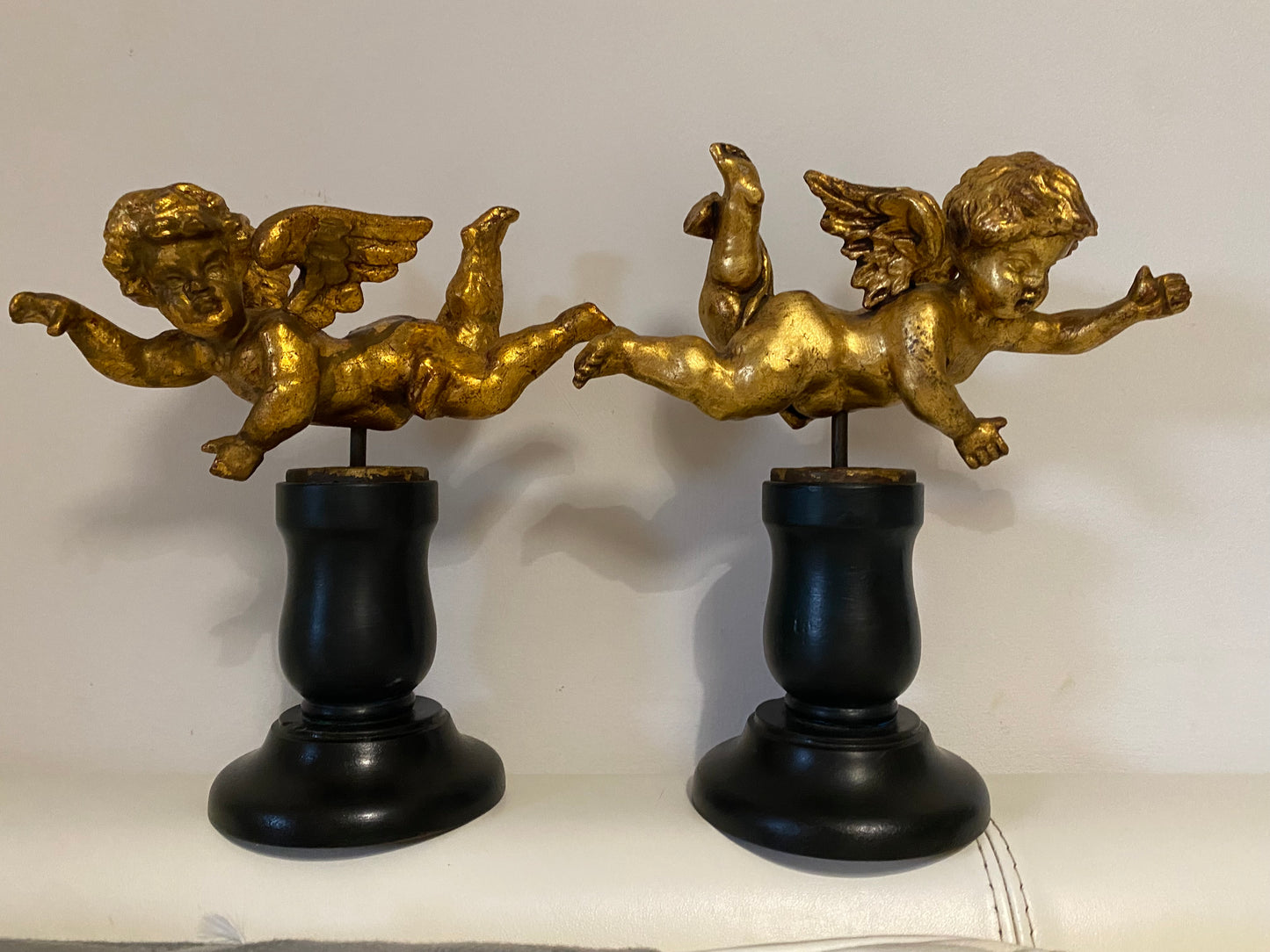 Coppia di angeli lignei in foglia oro . Fine XVIII secolo