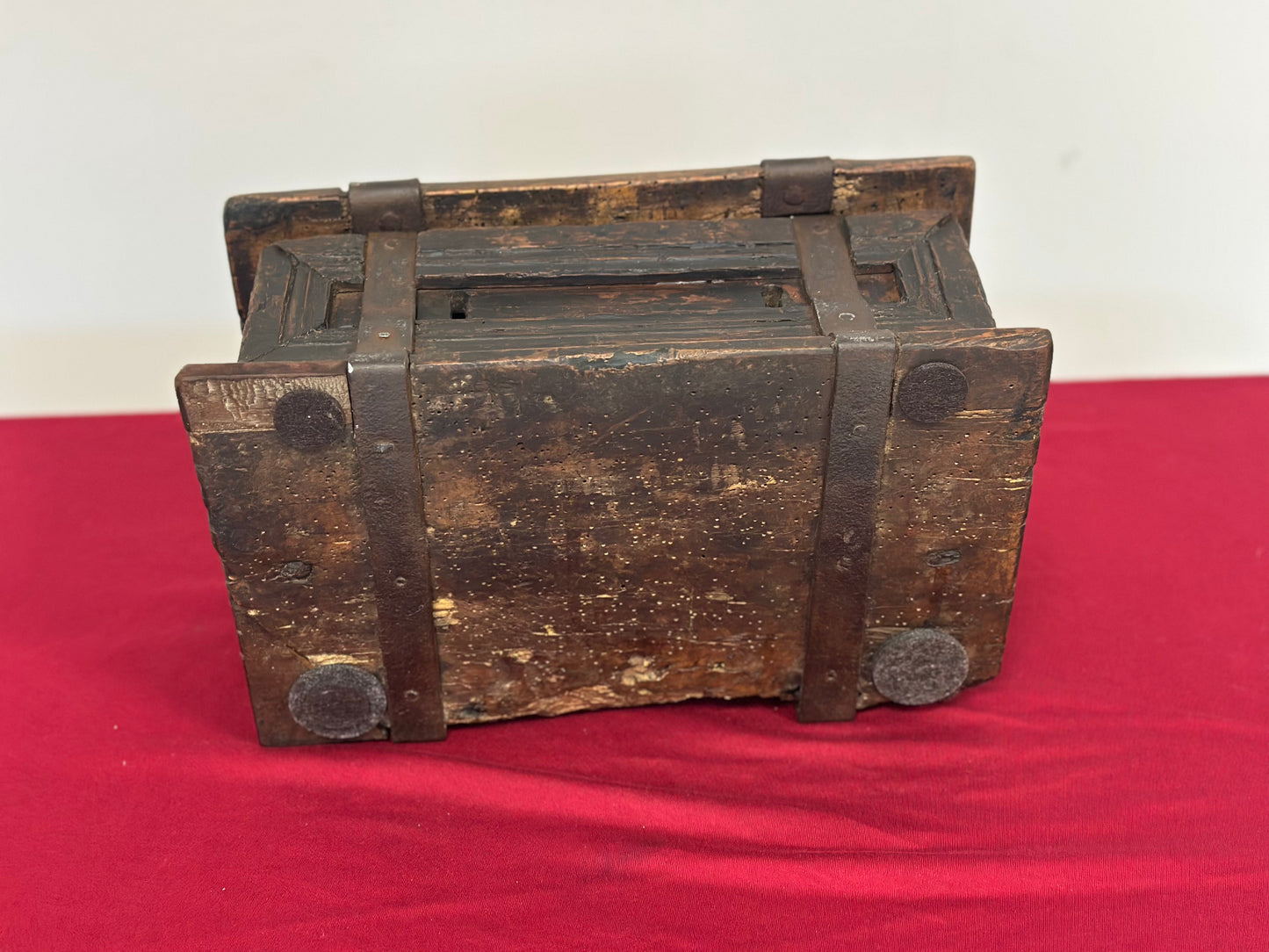 Elemosiniere in legno e ferro . XVI secolo