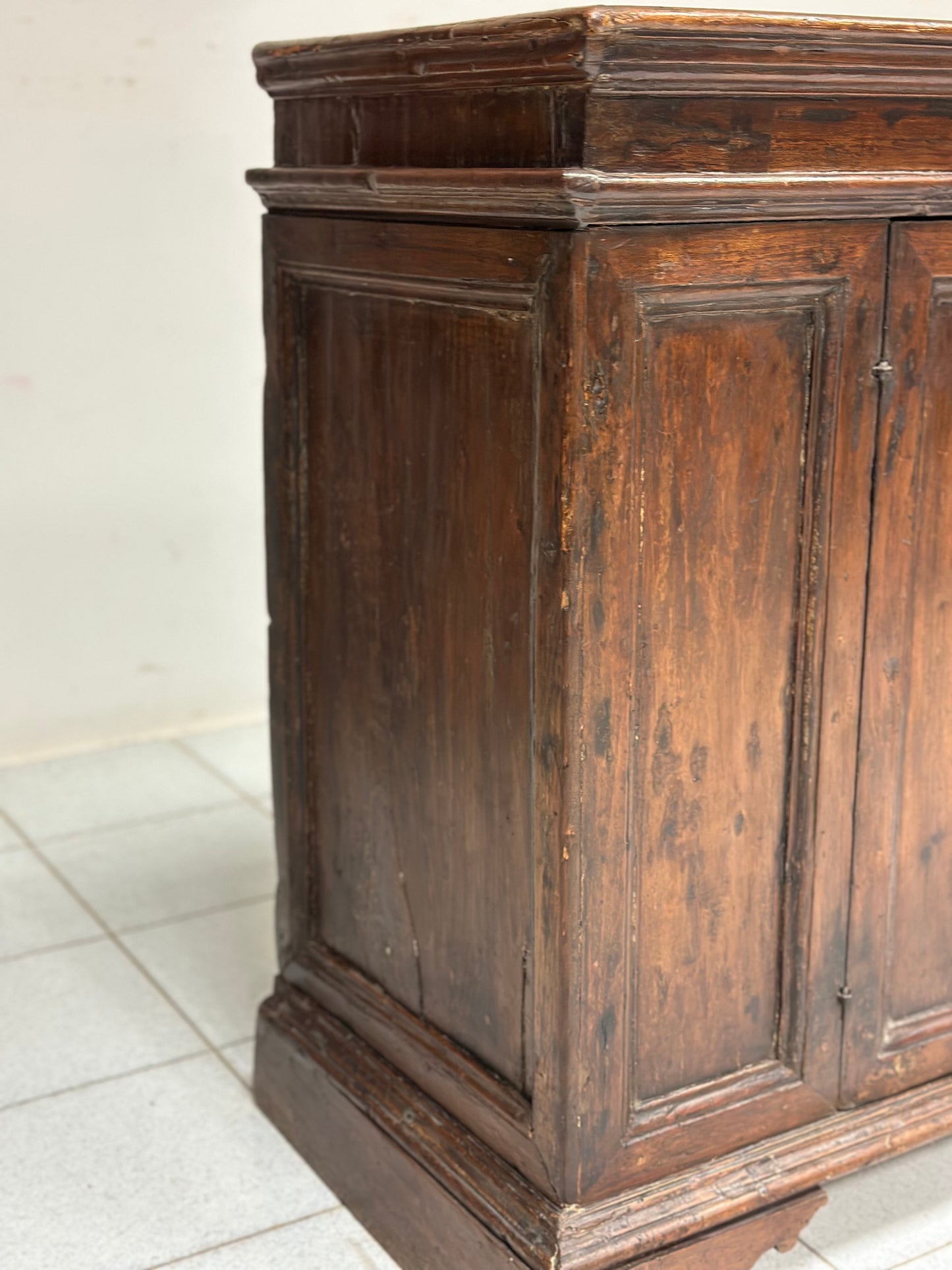 Credenza rustica Luigi XIV . Emilia fine 600 inizio 700