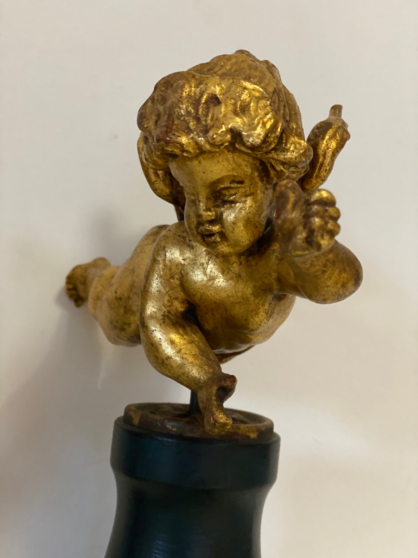 Coppia di angeli lignei in foglia oro . Fine XVIII secolo