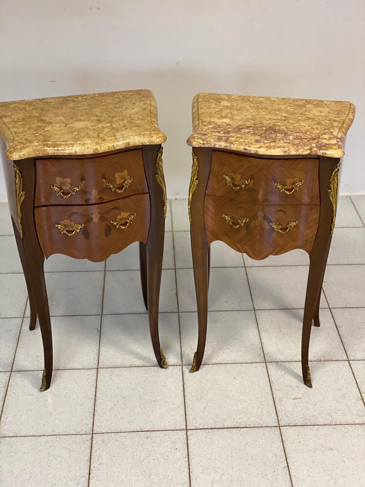 Coppia di comodini napoleone III bombati lastronati bois de rose fine XIX / XX secolo