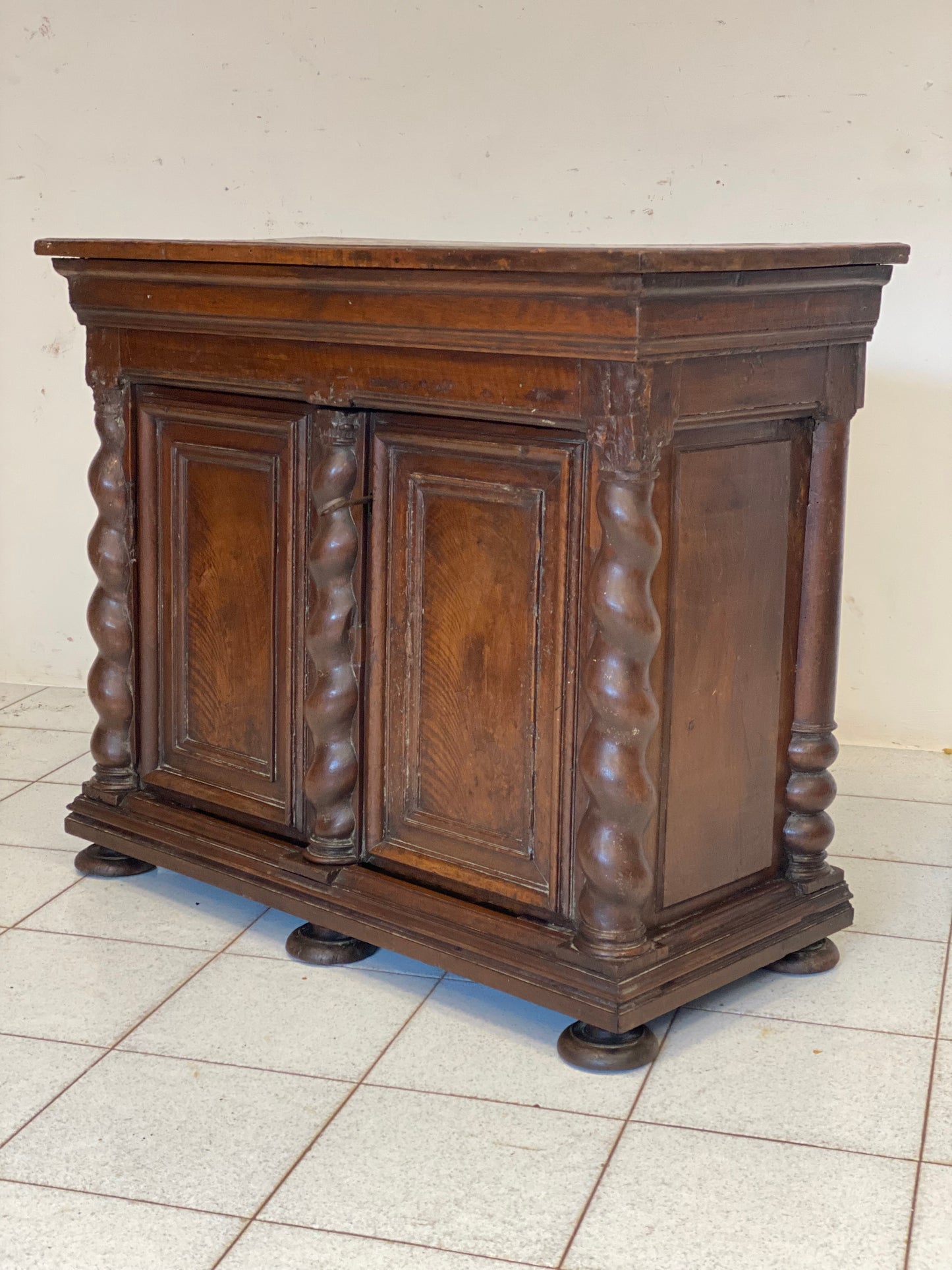 Piccola credenza in noce lombarda . XVII secolo