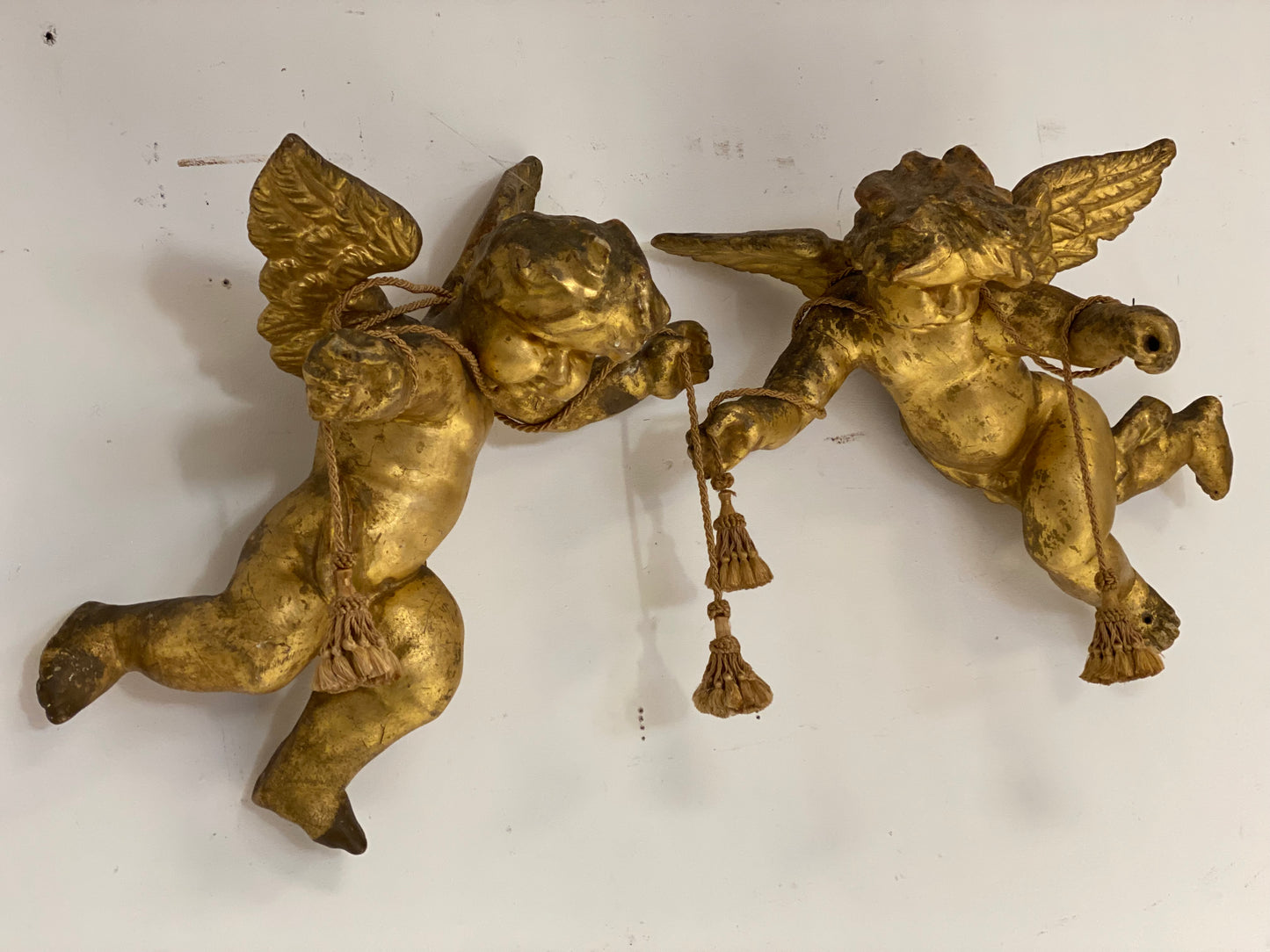 Coppia di angeli lignei alati e dorati . Roma fine 500