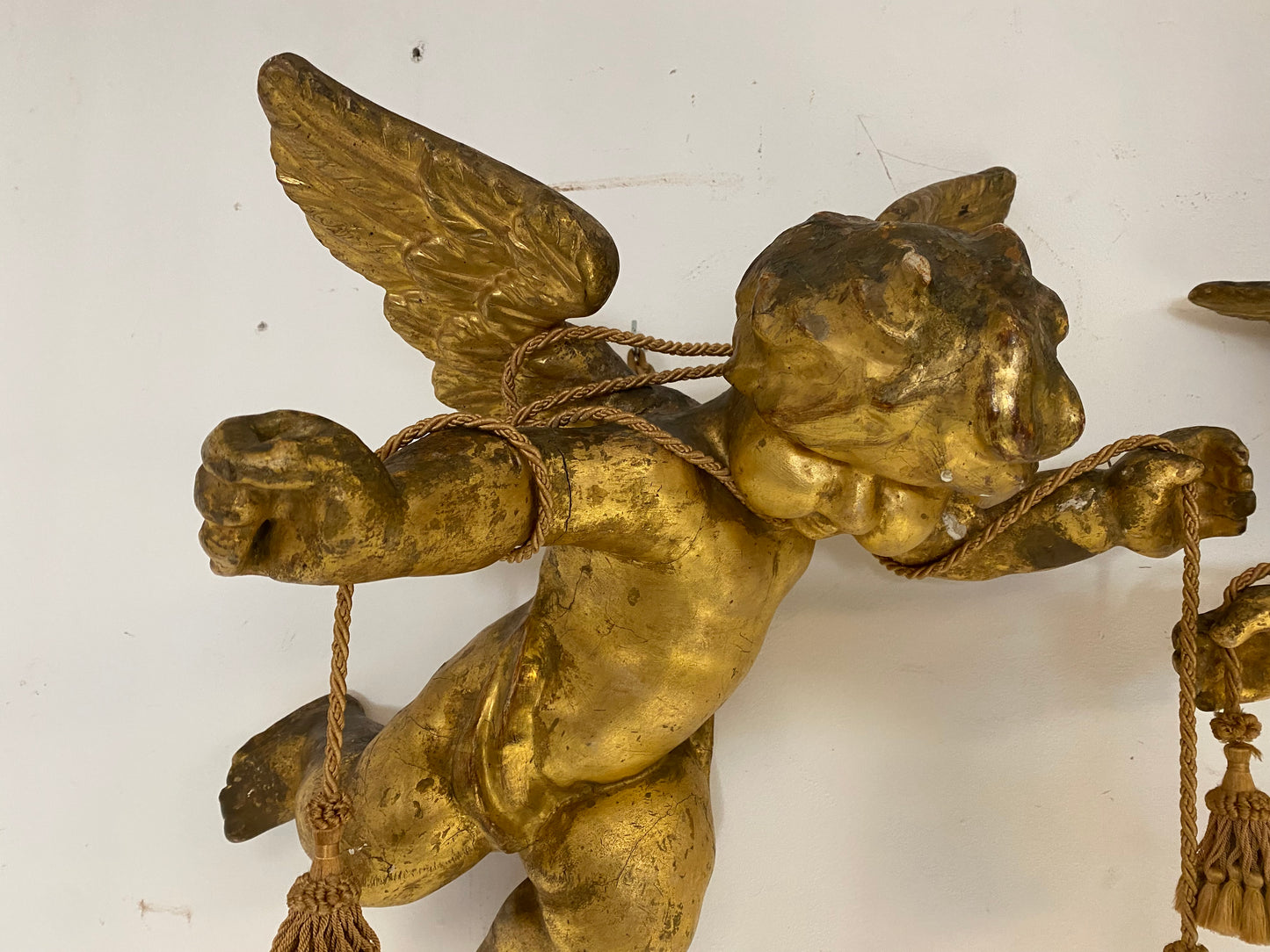 Coppia di angeli lignei alati e dorati . Roma fine 500