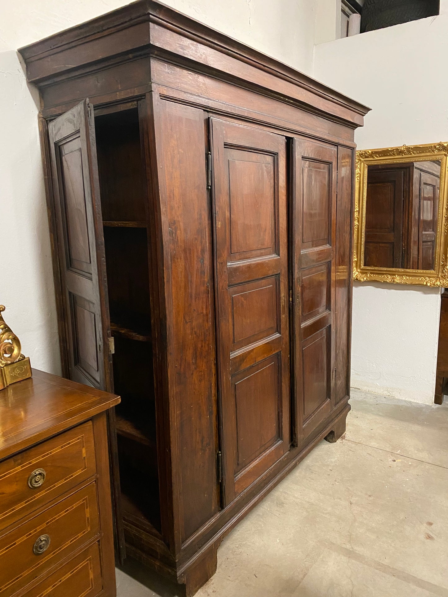Armadio lombardo in noce con porte laterali .Cremona primi 700