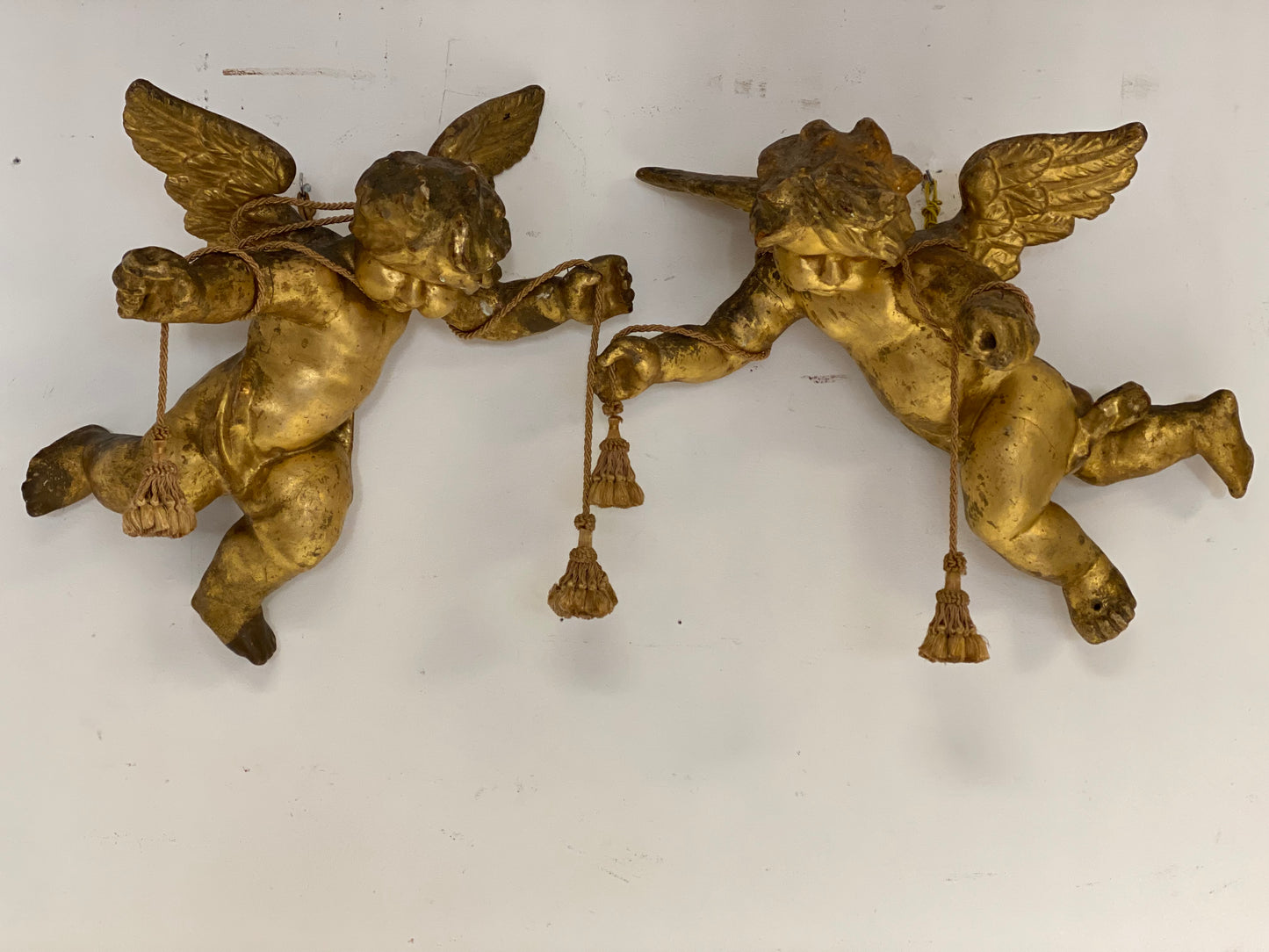 Coppia di angeli lignei alati e dorati . Roma fine 500