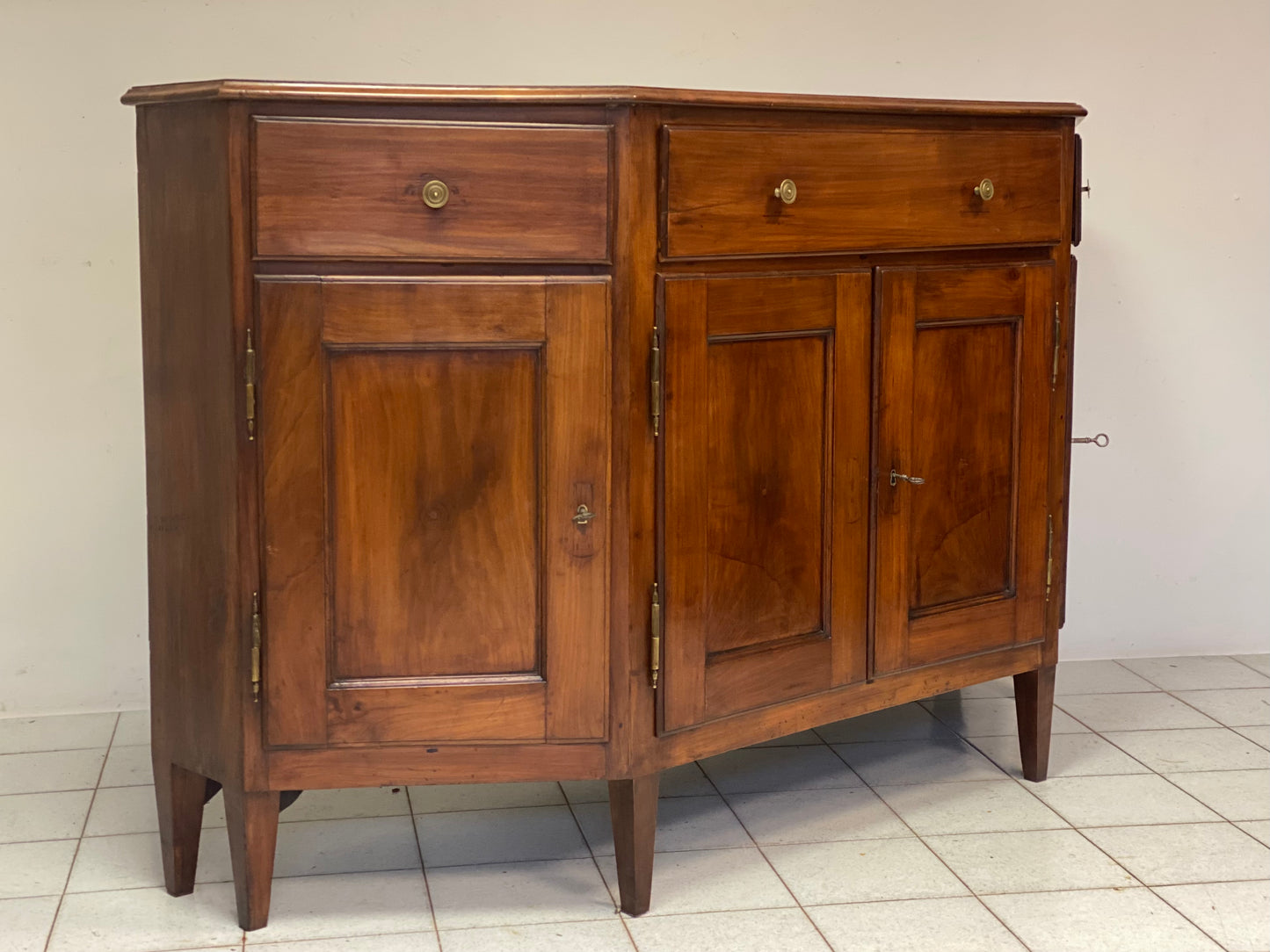 Credenza scantonata in ciliegio inizio XIX secolo .restaurata