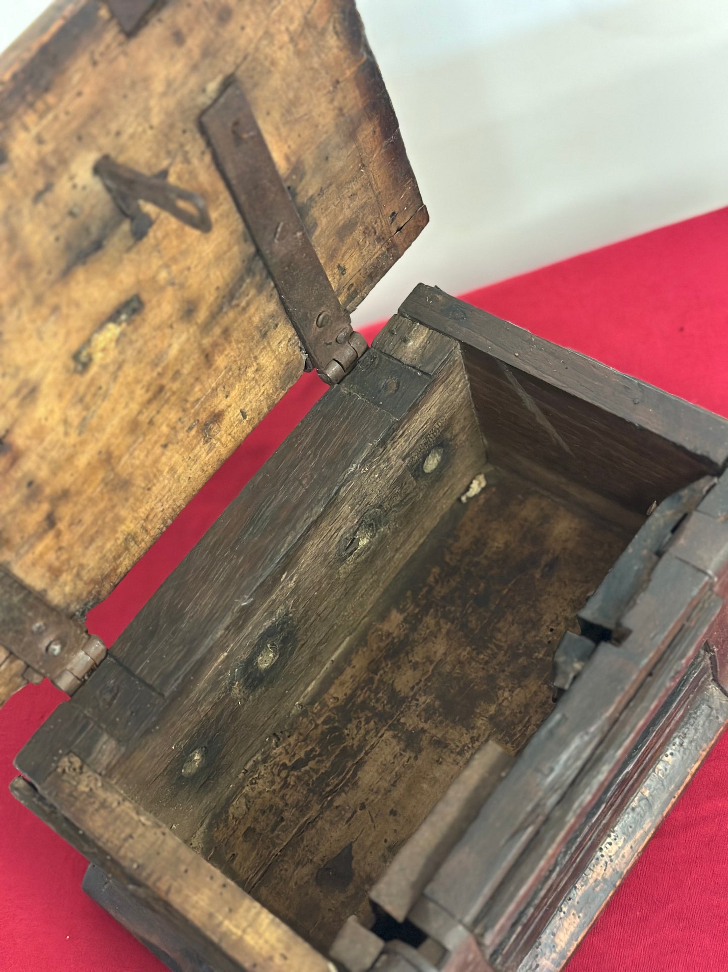 Elemosiniere in legno e ferro . XVI secolo