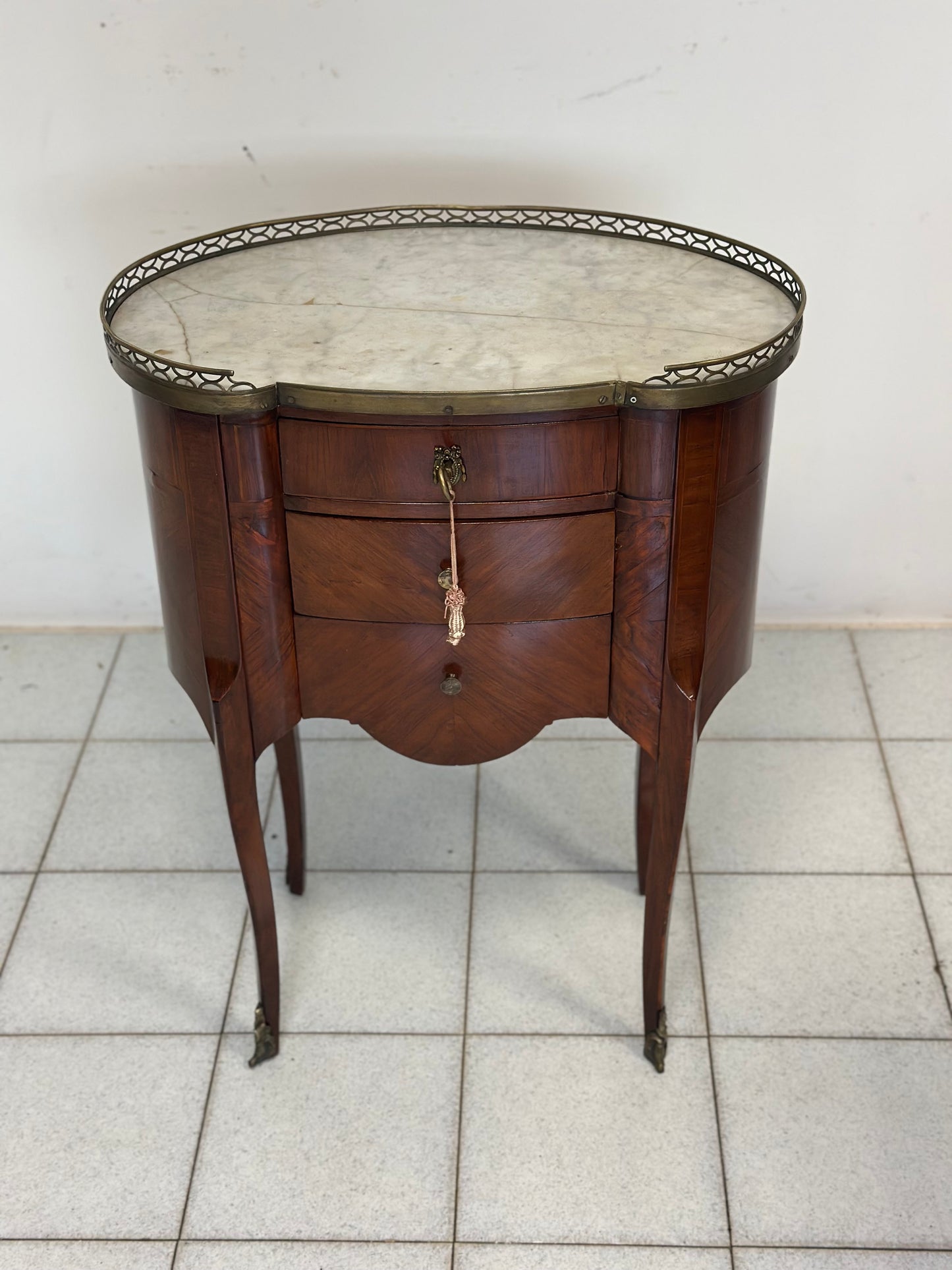 Tavolino Ovale Francese con Cassetti, del 1800 Riccamente intarsiato ( restaurato )
