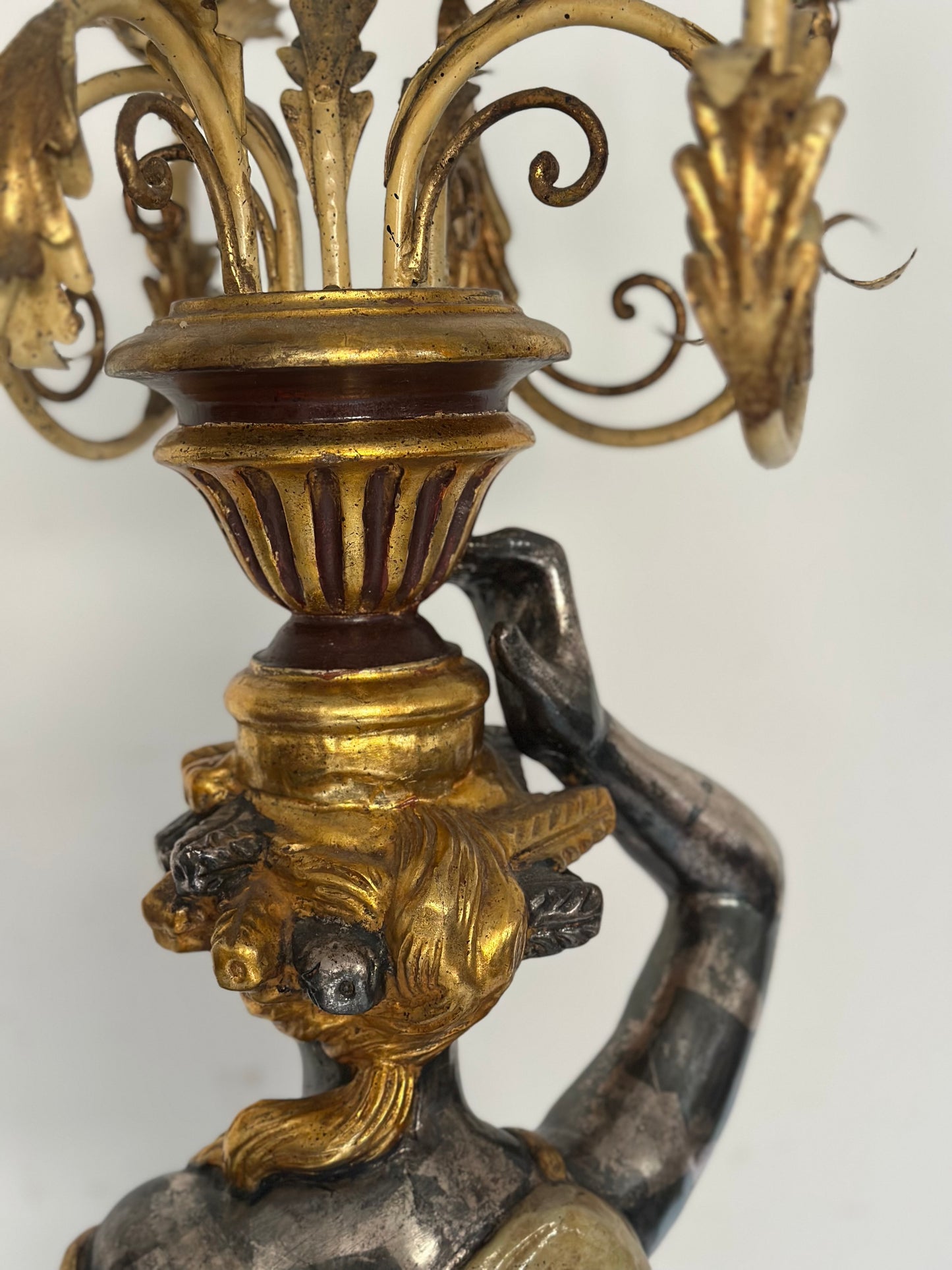 Lampada da terra. Moro di Venezia legno scolpito laccato dorato XX secolo