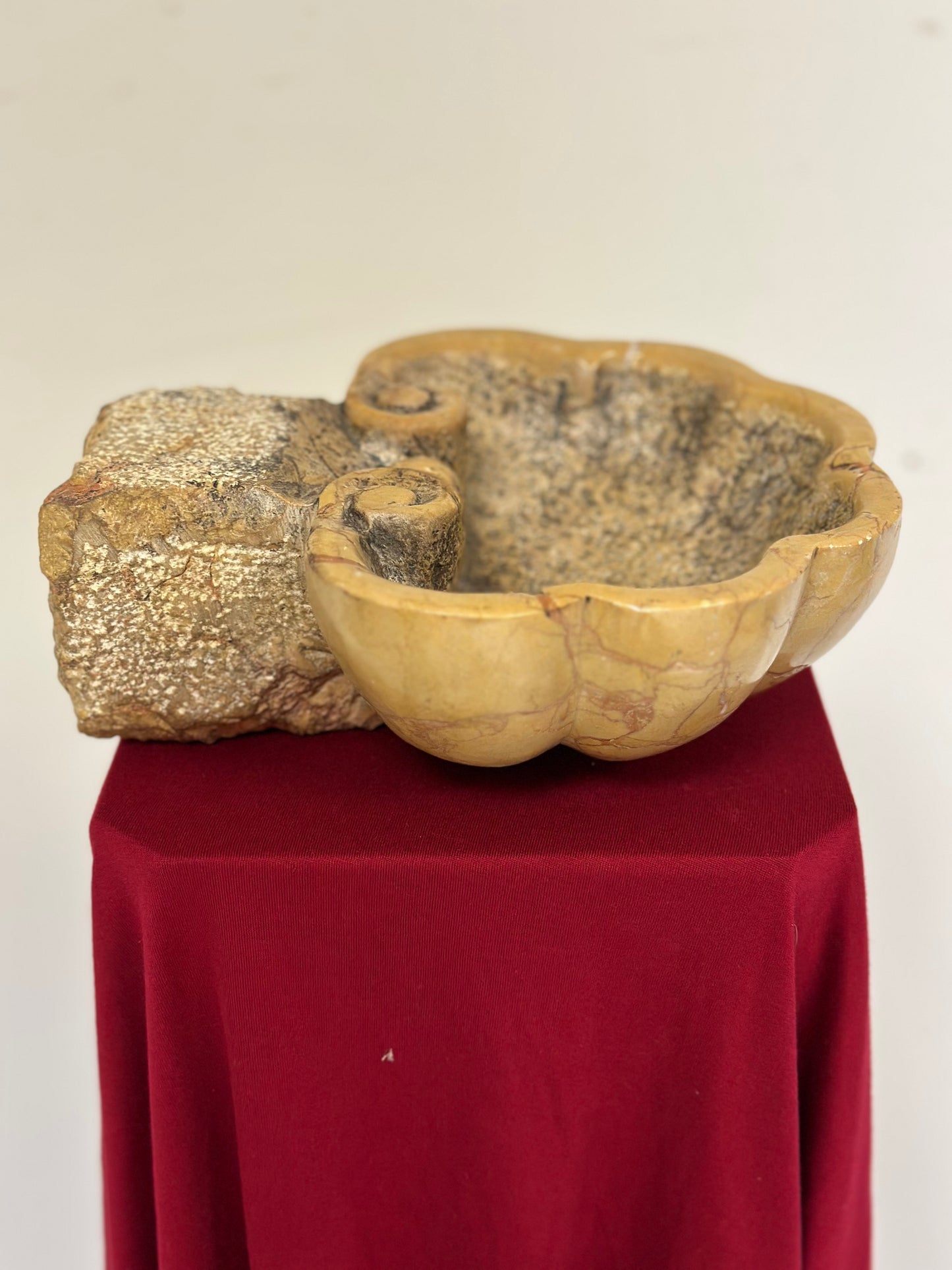 acquasantiera in marmo giallo Siena . XIX secolo