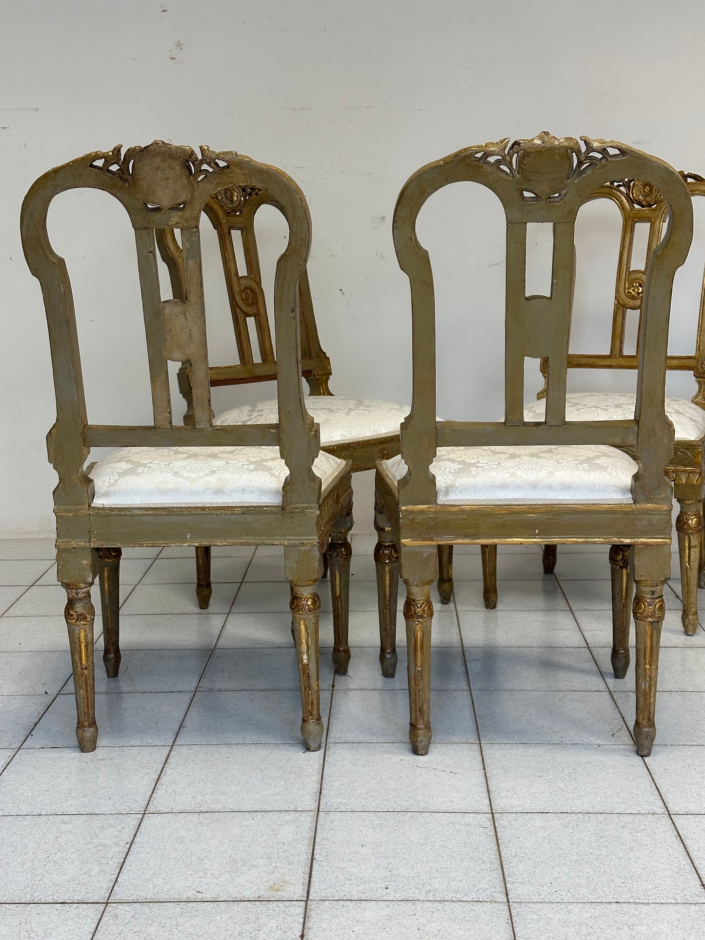 Gruppo di quattro sedie Luigi XVI laccate e dorate. XVIII secolo. Restaurate
