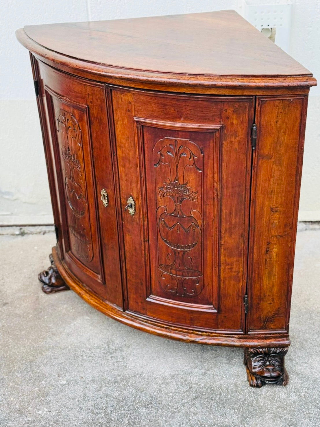 Angoliera in noce bombata sul fronte . Genova XVIII secolo. Restauro eseguito