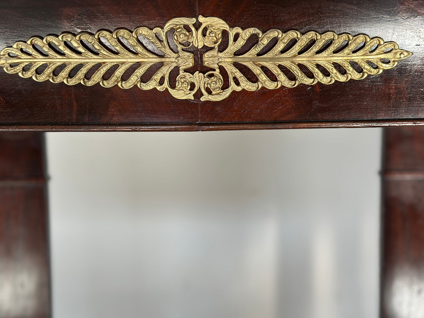 Piccola Consolle impero in mogano con fregi in bronzo dorato . Primi 800 restaurata