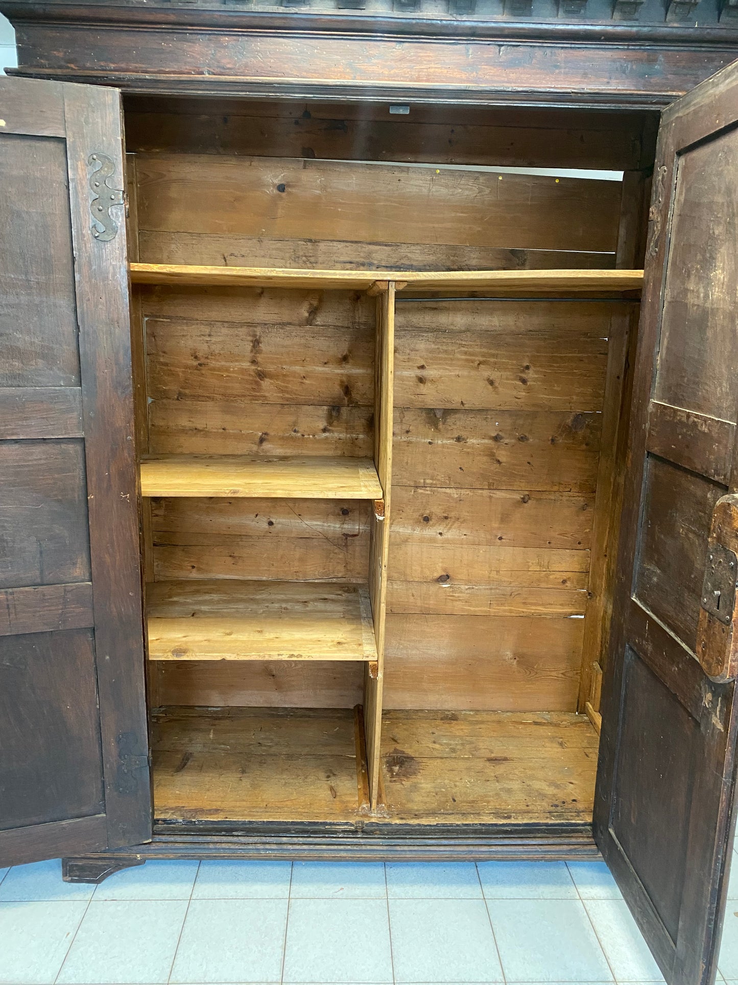 Armadio lombardo . Brescia Bergamo XVII secolo