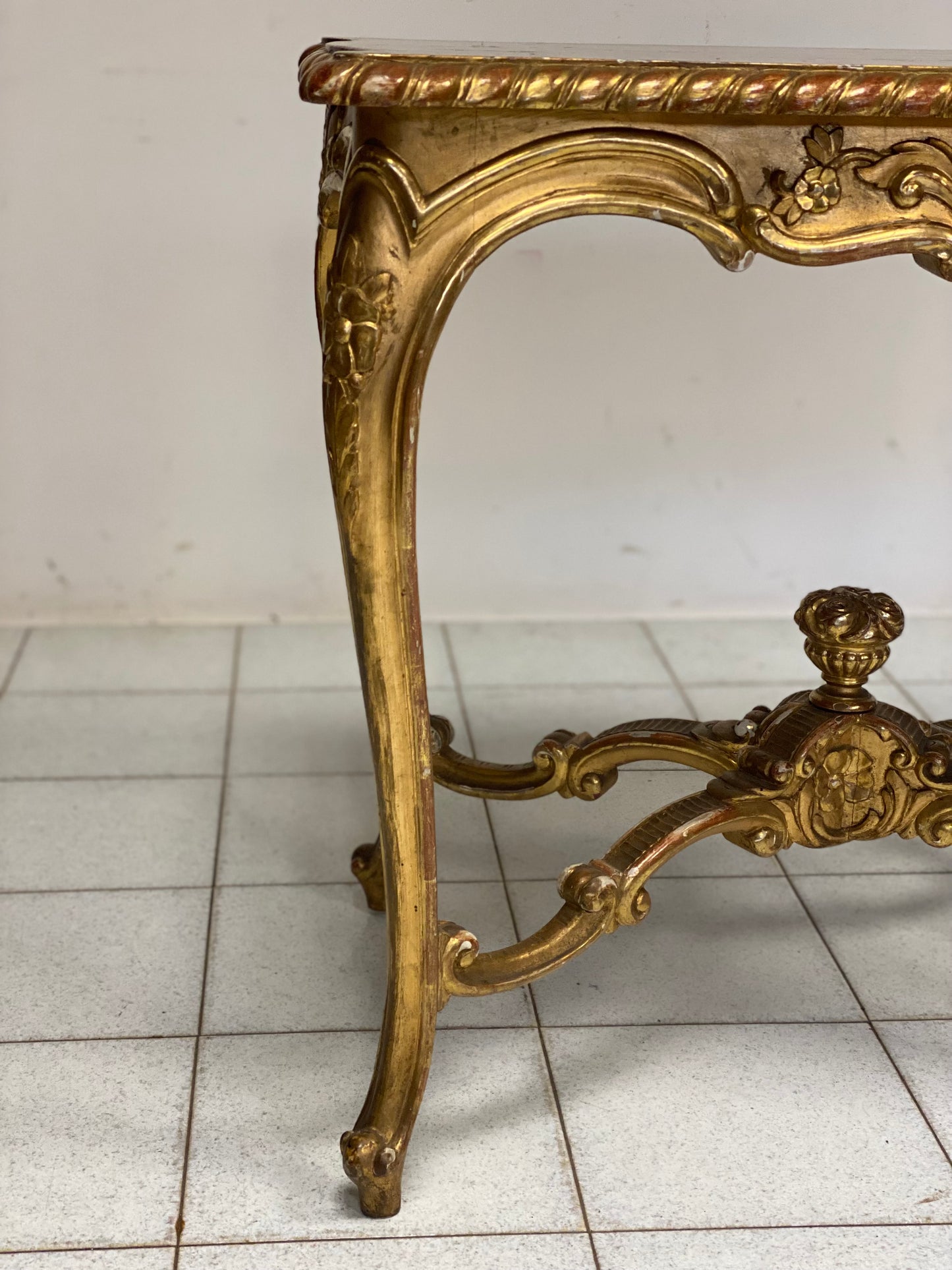 Tavolino lombardo in legno intagliato e dorato .XIX secolo