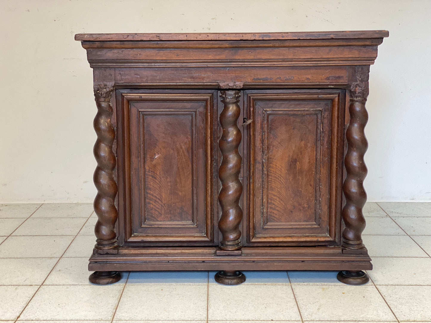 Piccola credenza in noce lombarda . XVII secolo