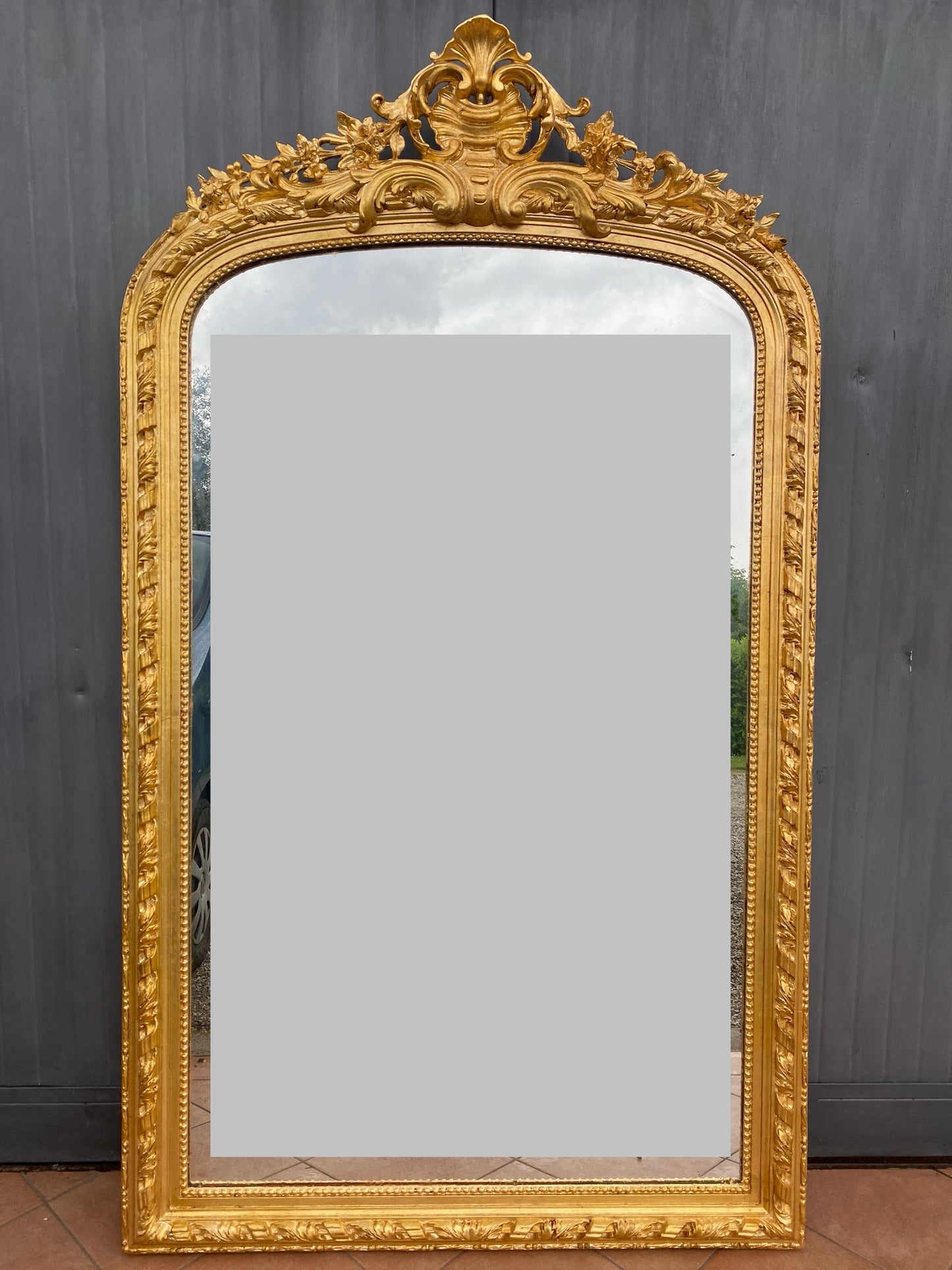 Grande specchiera da terra di area lombarda . XIX secolo