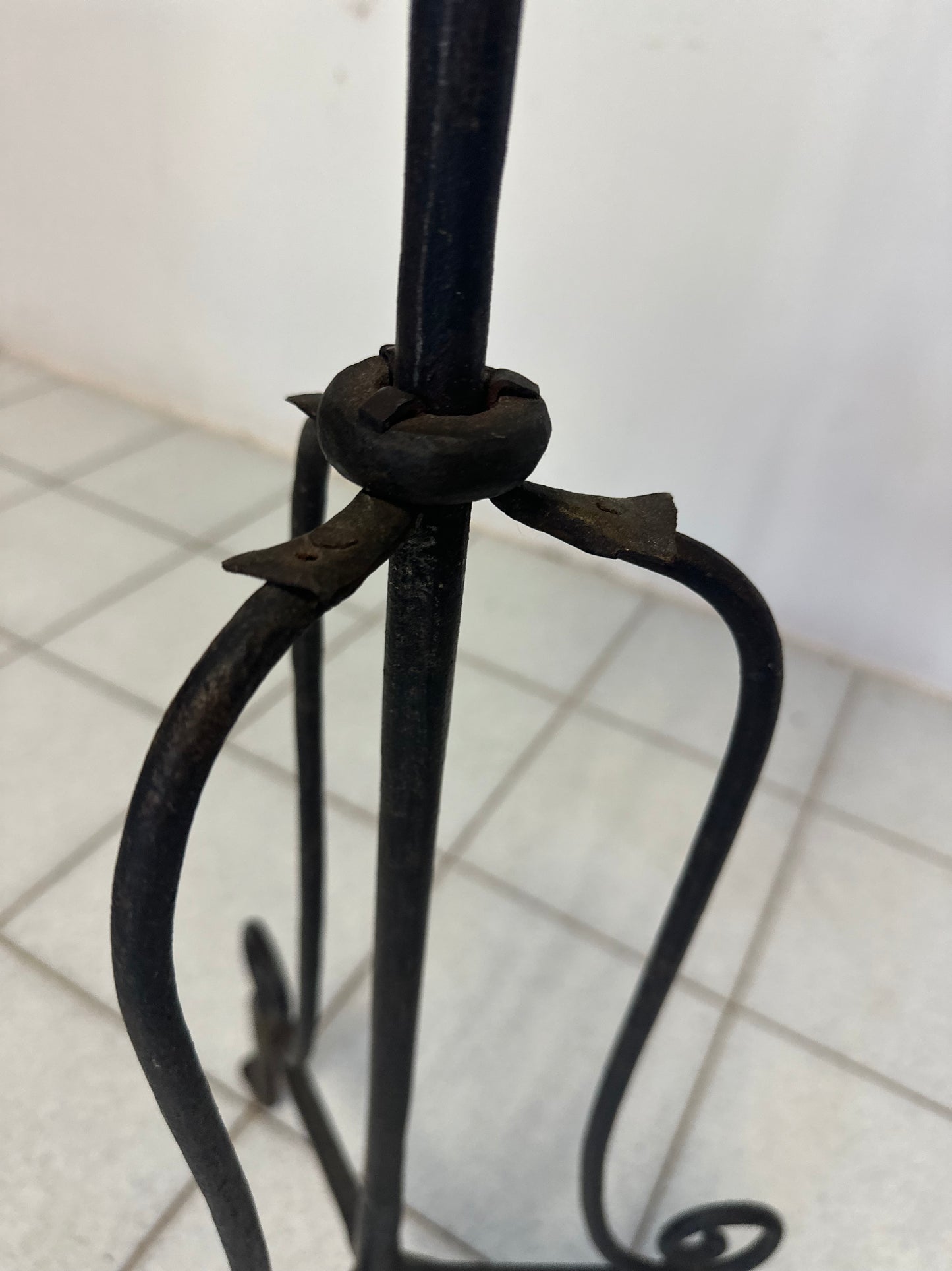 Coppia di torcere in ferro battuto . XIX secolo 120 cm