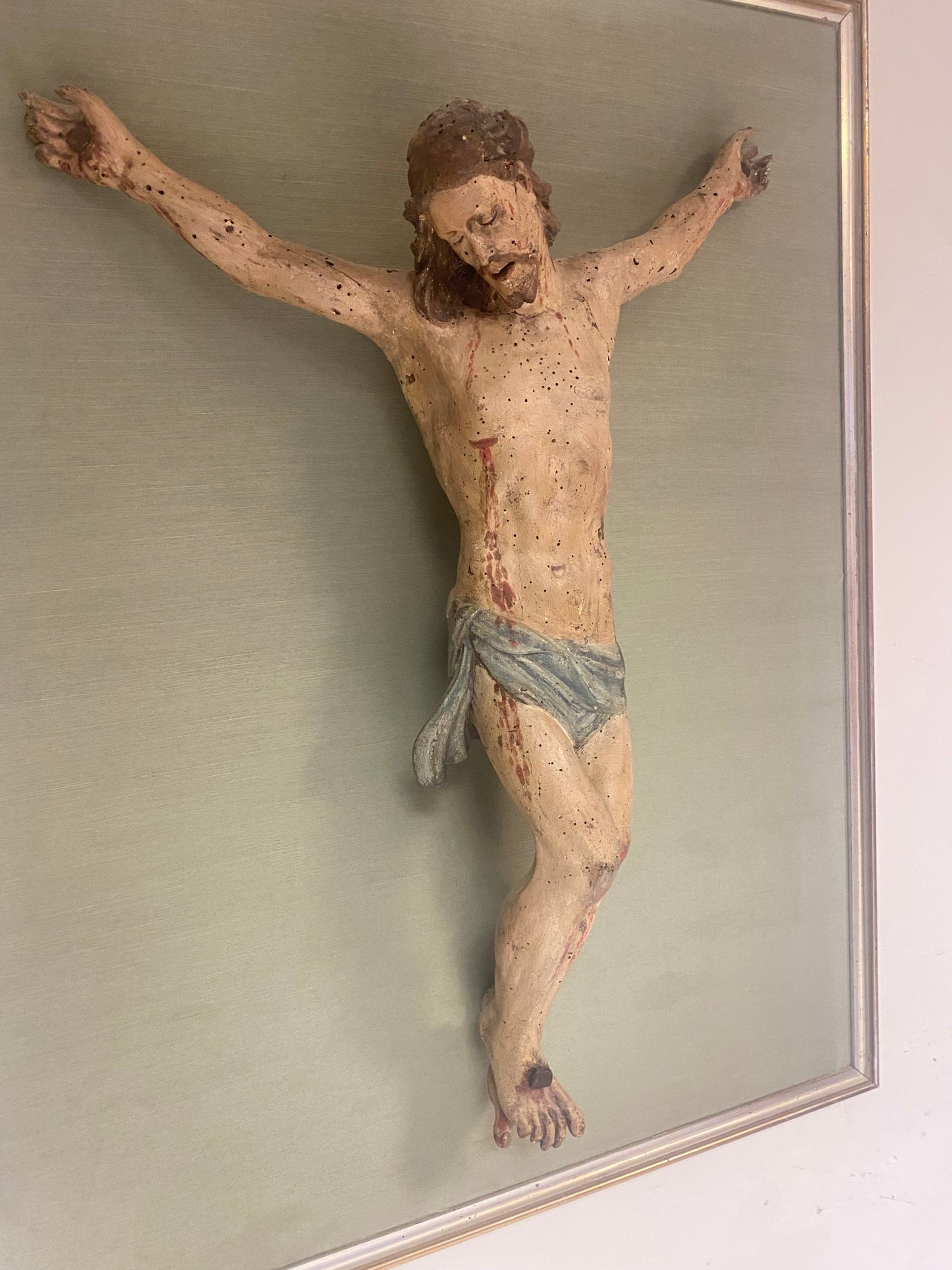 Cristo ligneo scolpito laccato dipinto . Scuola centro Italia inizio 700