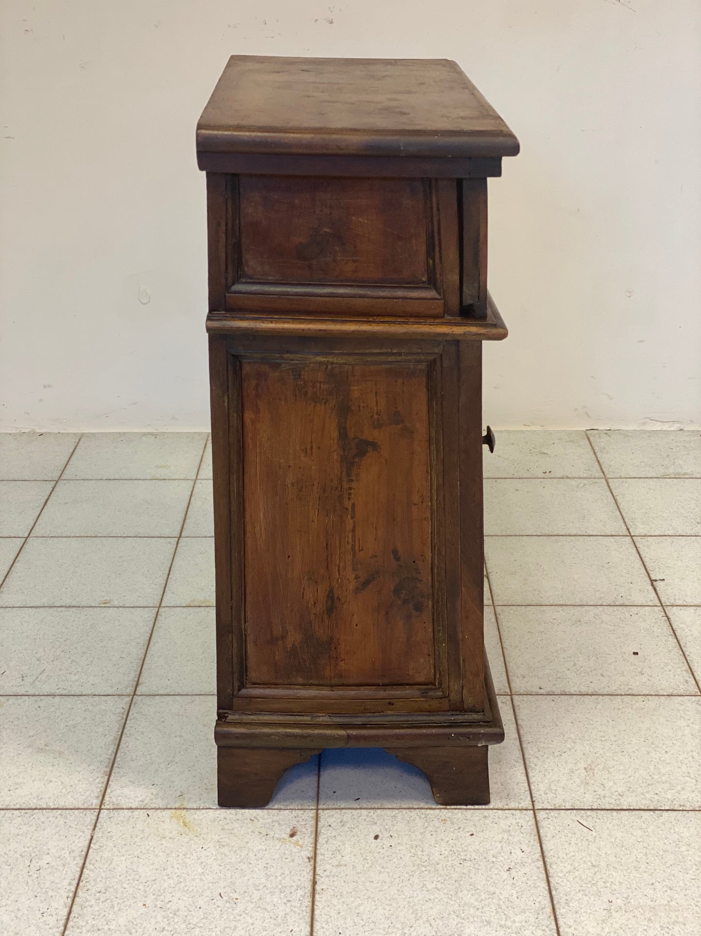 Mobiletto una porta con cassetto . XVII secolo