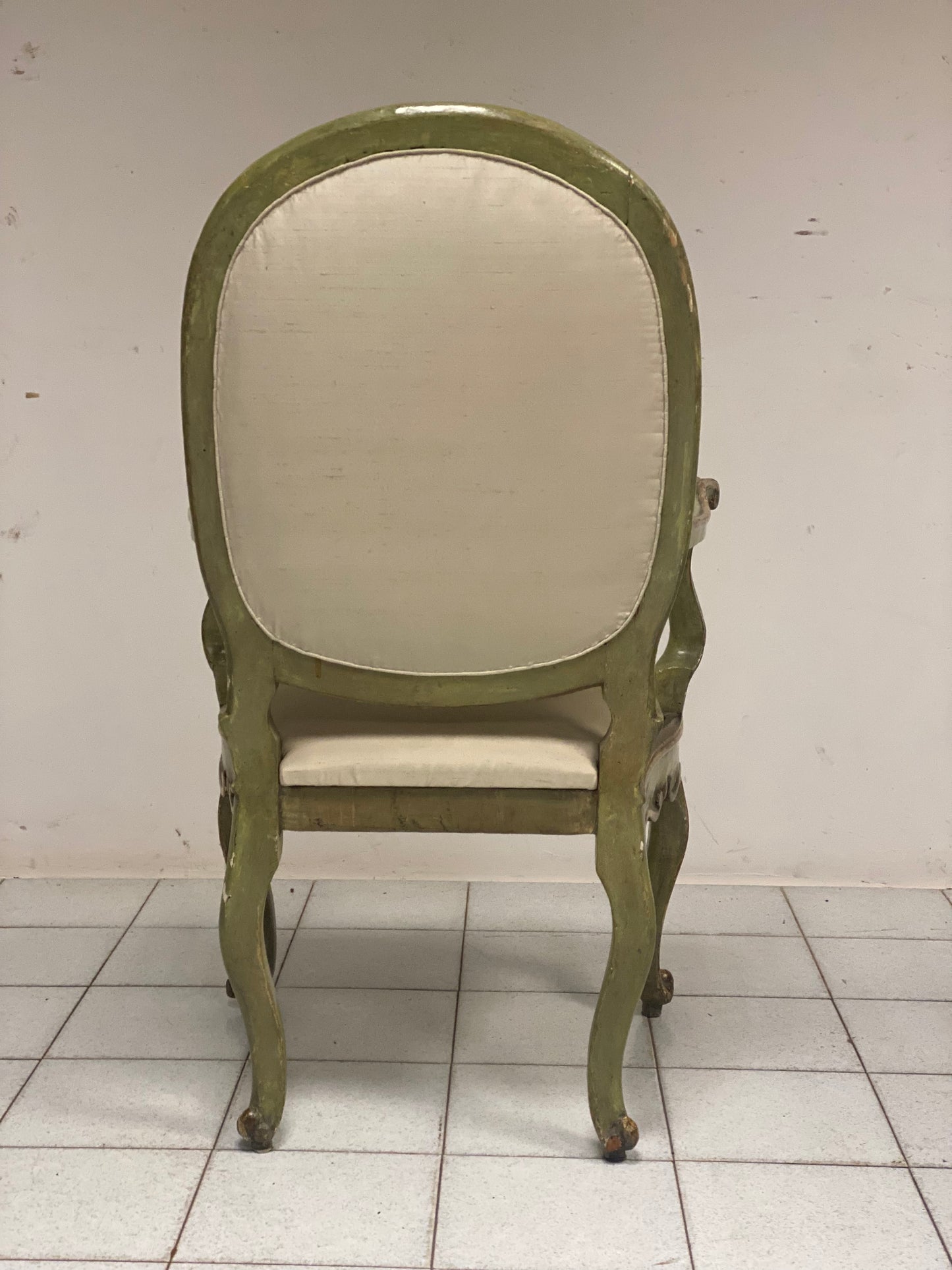 Poltrona Luigi XV in legno intagliato laccato dorato . Marche primi 700