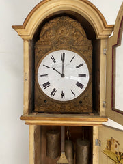 Orologio a pendolo da terra laccato e dipinto . XIX secolo