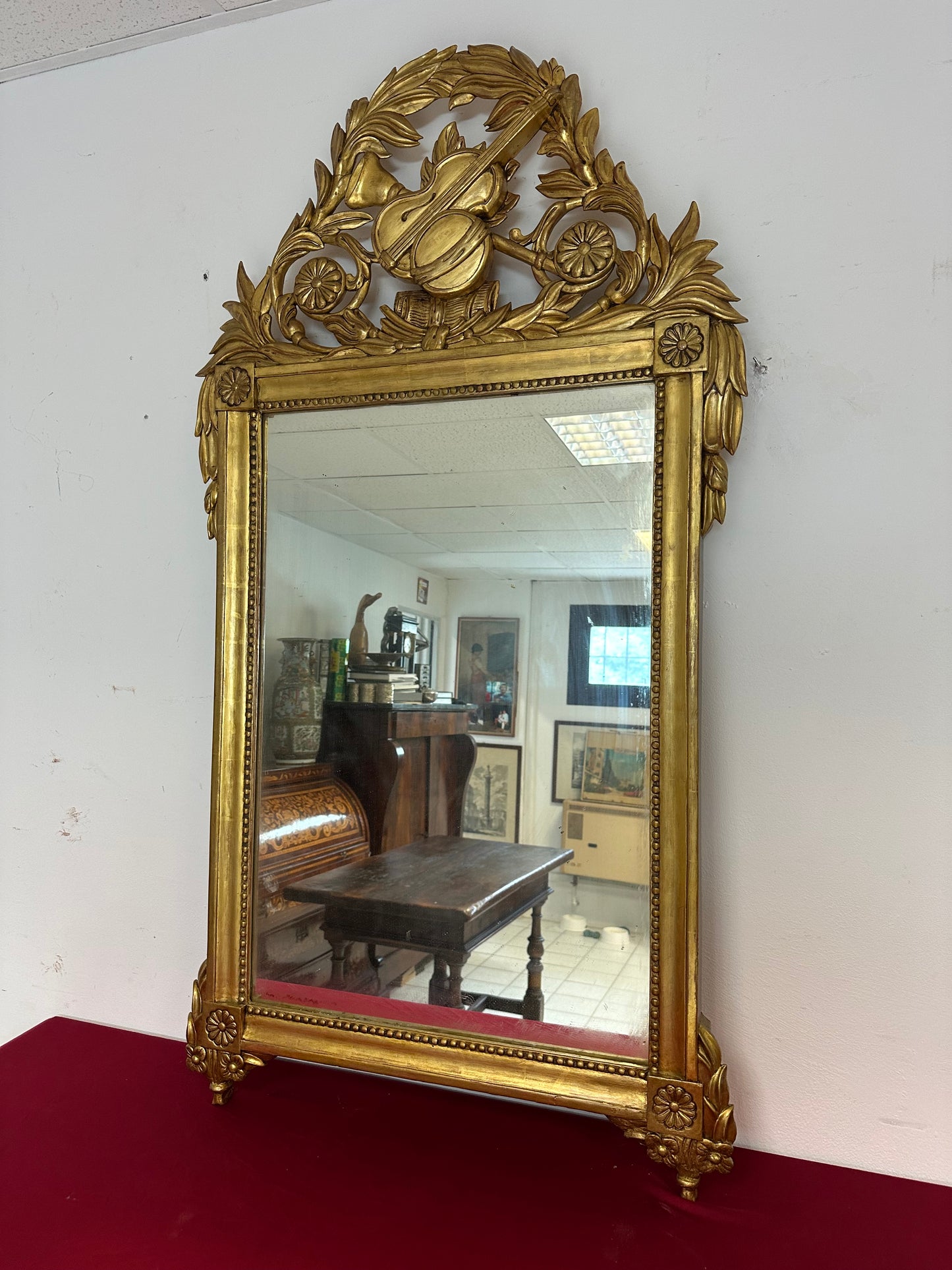 Specchiera in legno intagliato e dorato a foglia. Toscana epoca impero prima metà 800
