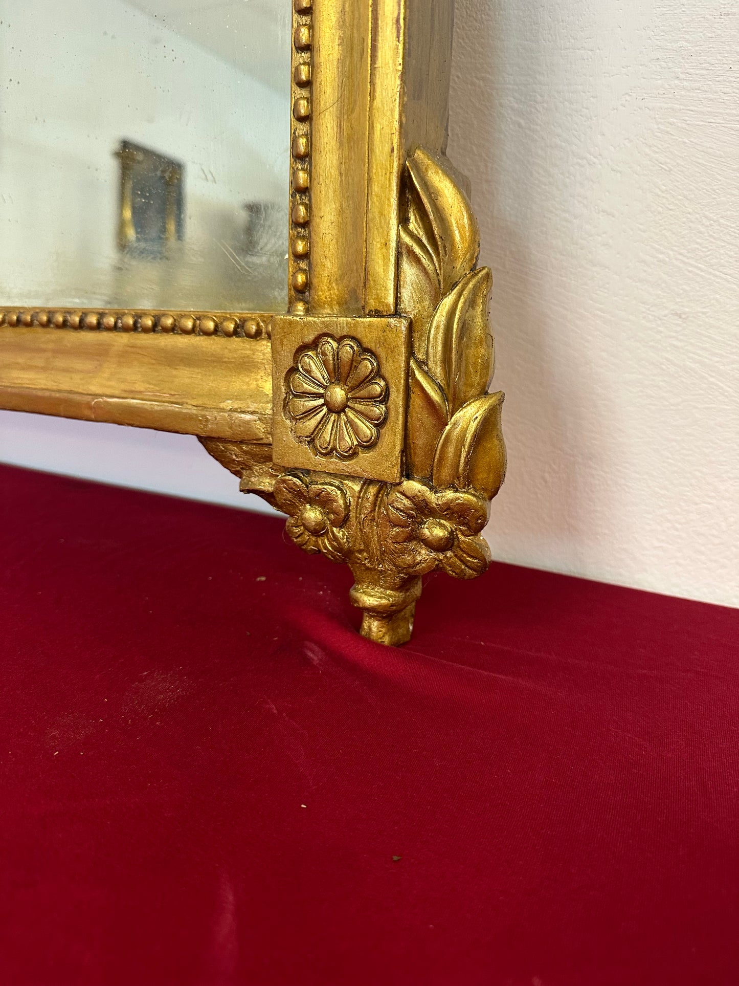 Specchiera in legno intagliato e dorato a foglia. Toscana epoca impero prima metà 800