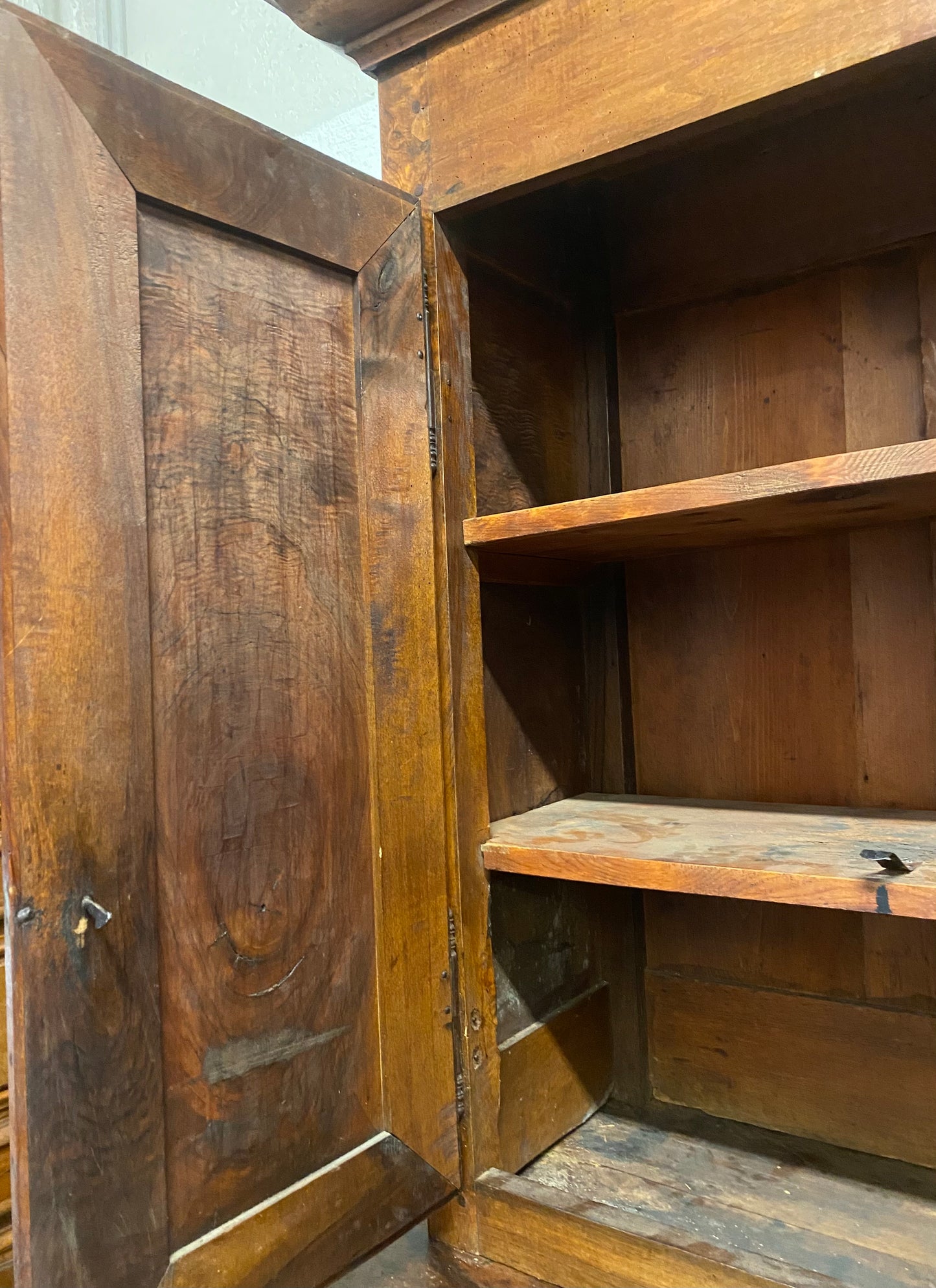 Credenza libreria con alzata noce . Fine XVIII secolo