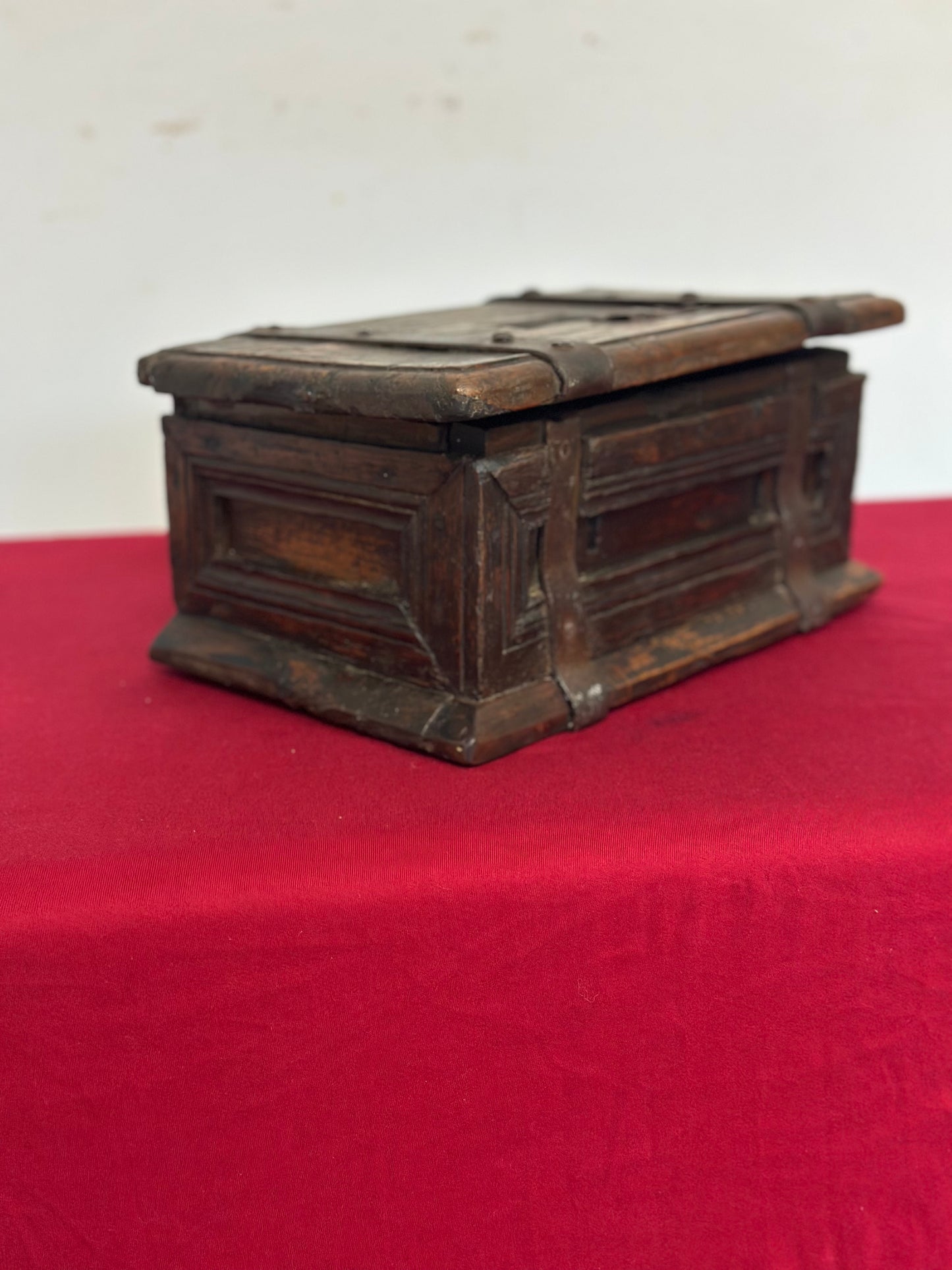 Elemosiniere in legno e ferro . XVI secolo