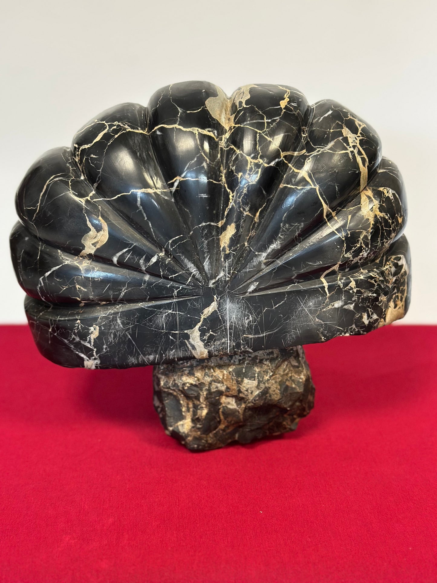Acquasantiera in marmo nero del Belgio. XIX secolo
