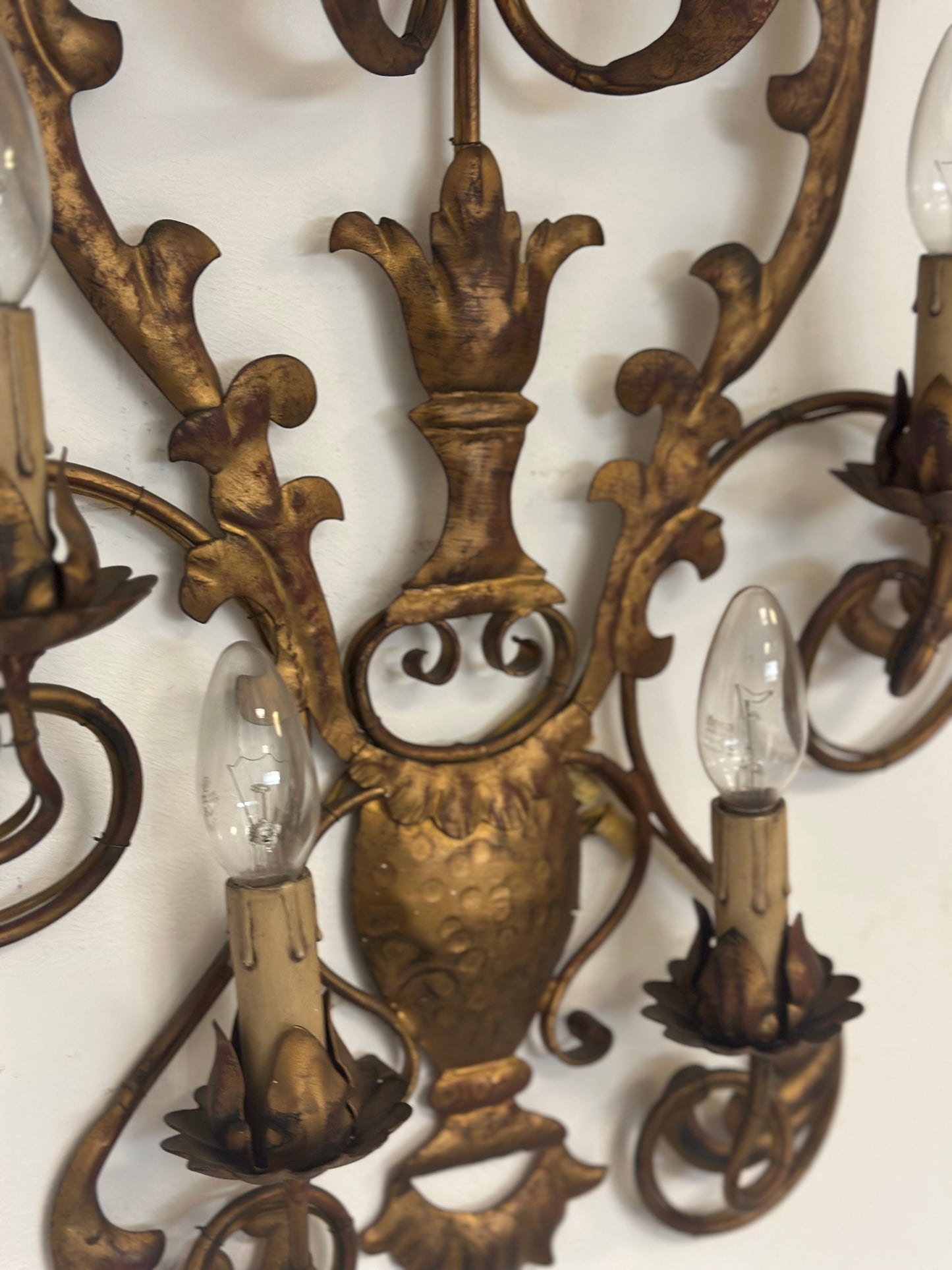 Coppia di apliques in bronzo dorato a sei fiamme. Fine 800